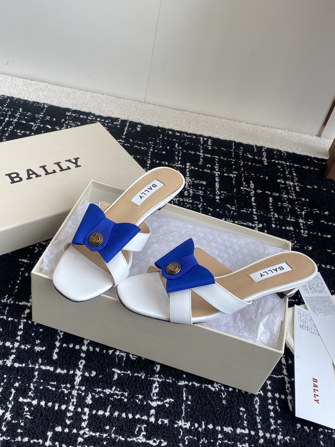 代购级
BALLA25S春夏新款 蝴蝶结凉鞋系列款式新颖别致！

采用方形蝴蝶机设计，搭配小方头！配以b