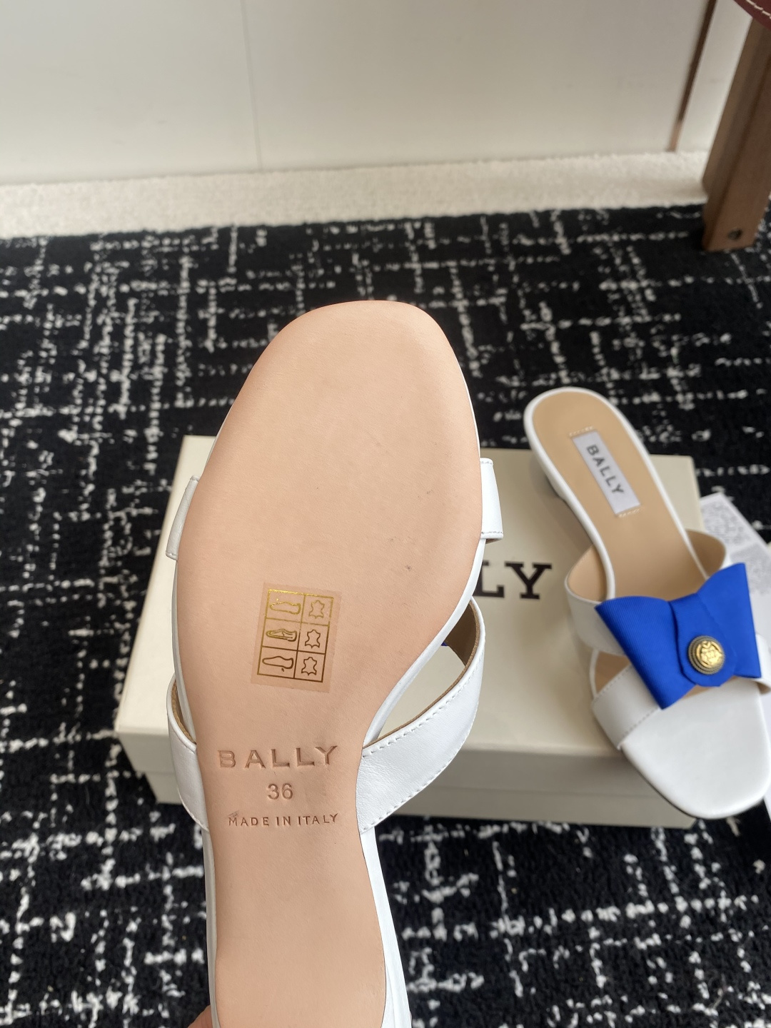 代购级
BALLA25S春夏新款 蝴蝶结凉鞋系列款式新颖别致！

采用方形蝴蝶机设计，搭配小方头！配以b