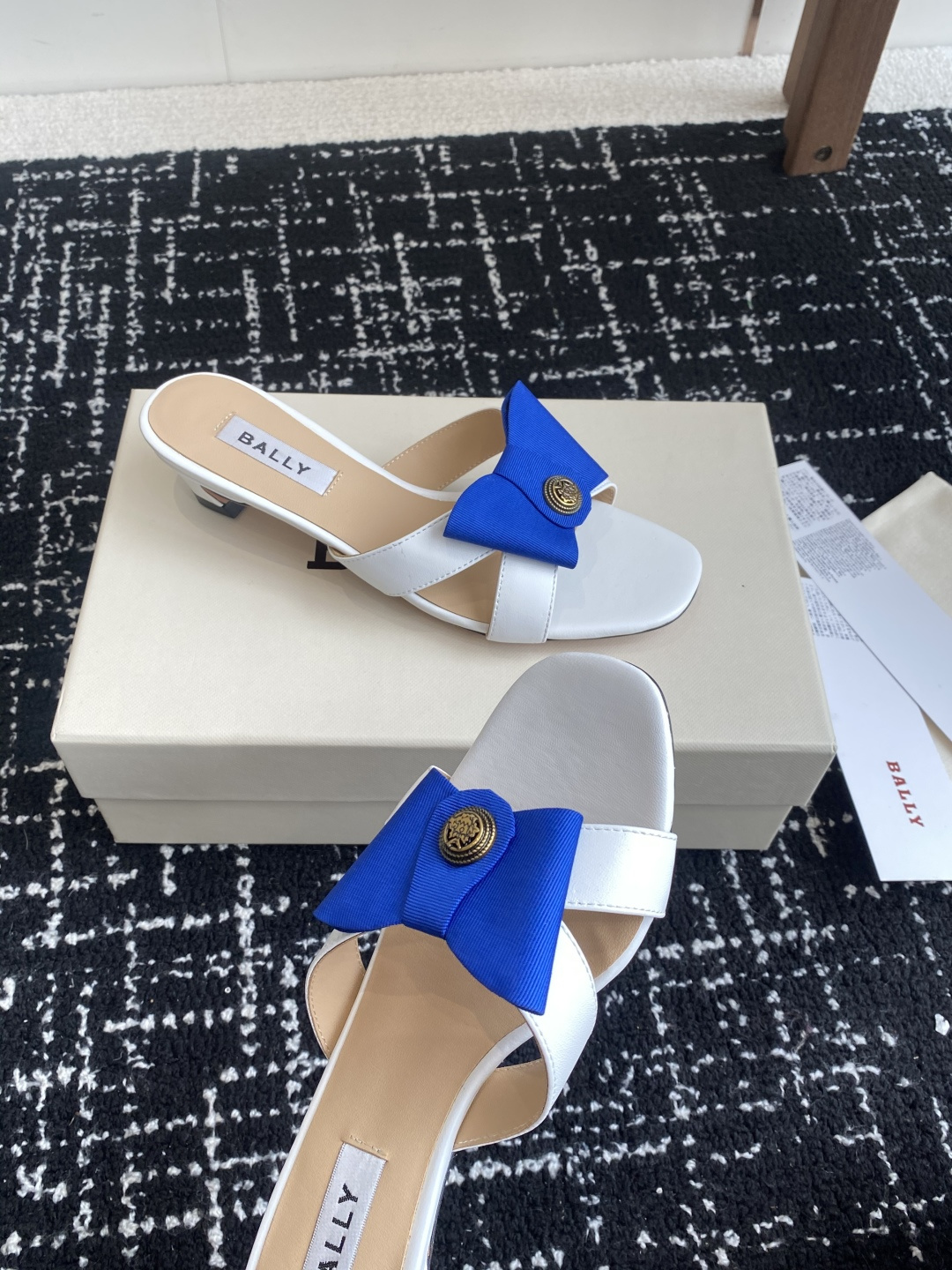 代购级
BALLA25S春夏新款 蝴蝶结凉鞋系列款式新颖别致！

采用方形蝴蝶机设计，搭配小方头！配以b