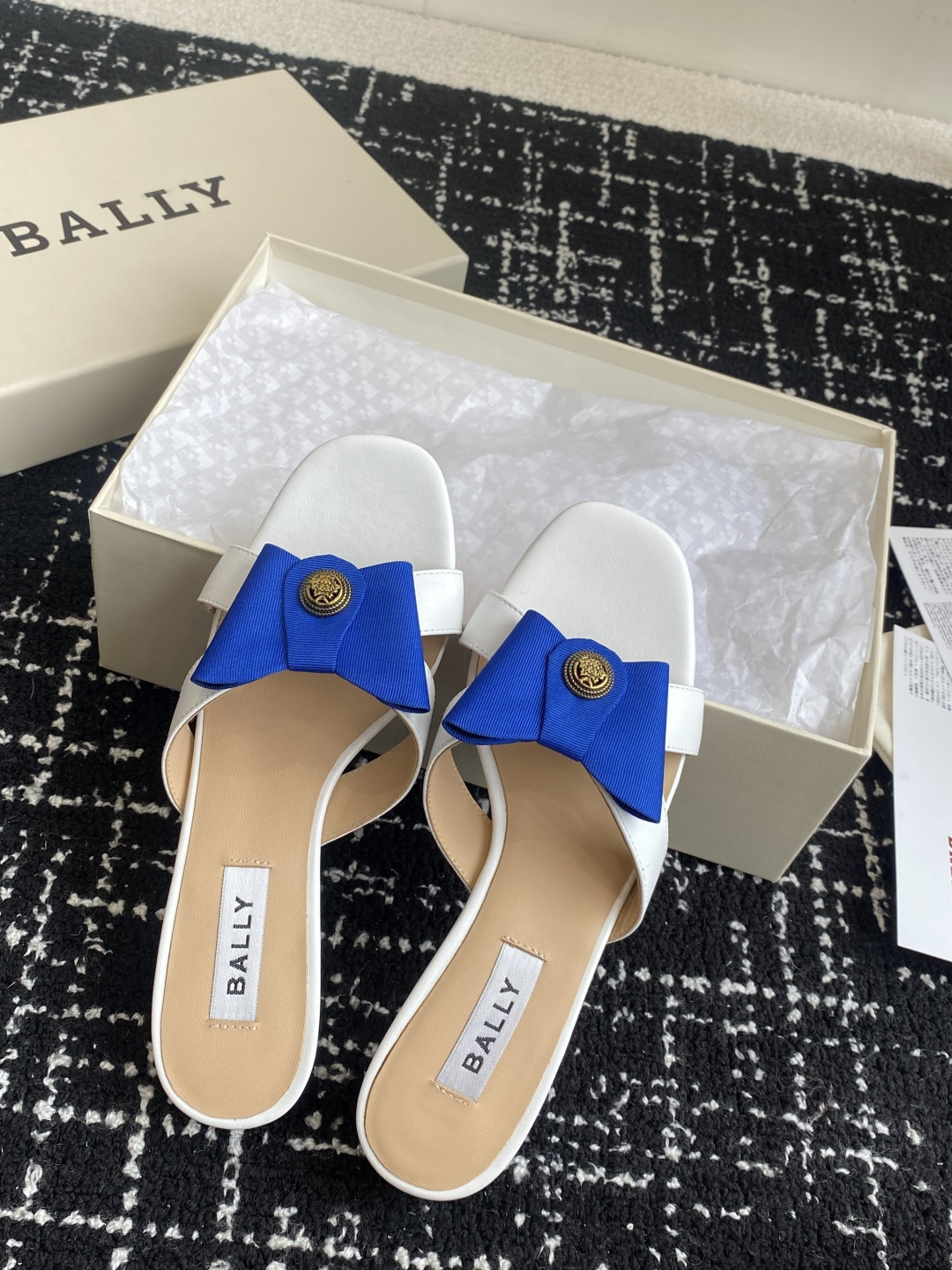 代购级
BALLA25S春夏新款 蝴蝶结凉鞋系列款式新颖别致！

采用方形蝴蝶机设计，搭配小方头！配以b