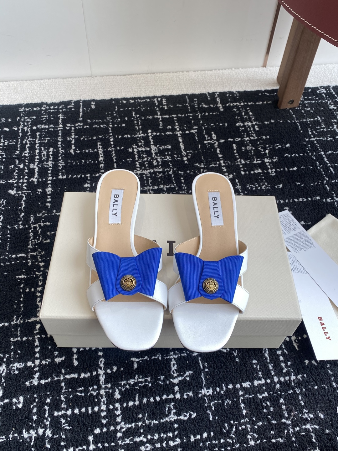 代购级
BALLA25S春夏新款 蝴蝶结凉鞋系列款式新颖别致！

采用方形蝴蝶机设计，搭配小方头！配以b