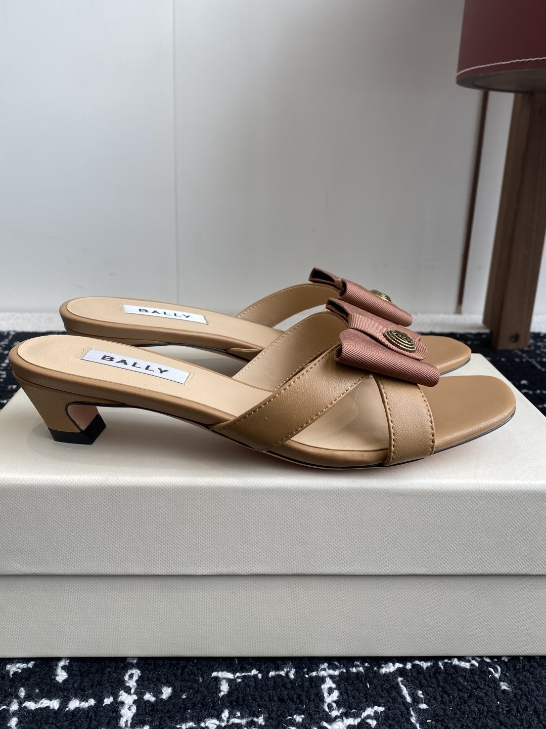 代购级
BALLA25S春夏新款 蝴蝶结凉鞋系列款式新颖别致！

采用方形蝴蝶机设计，搭配小方头！配以b