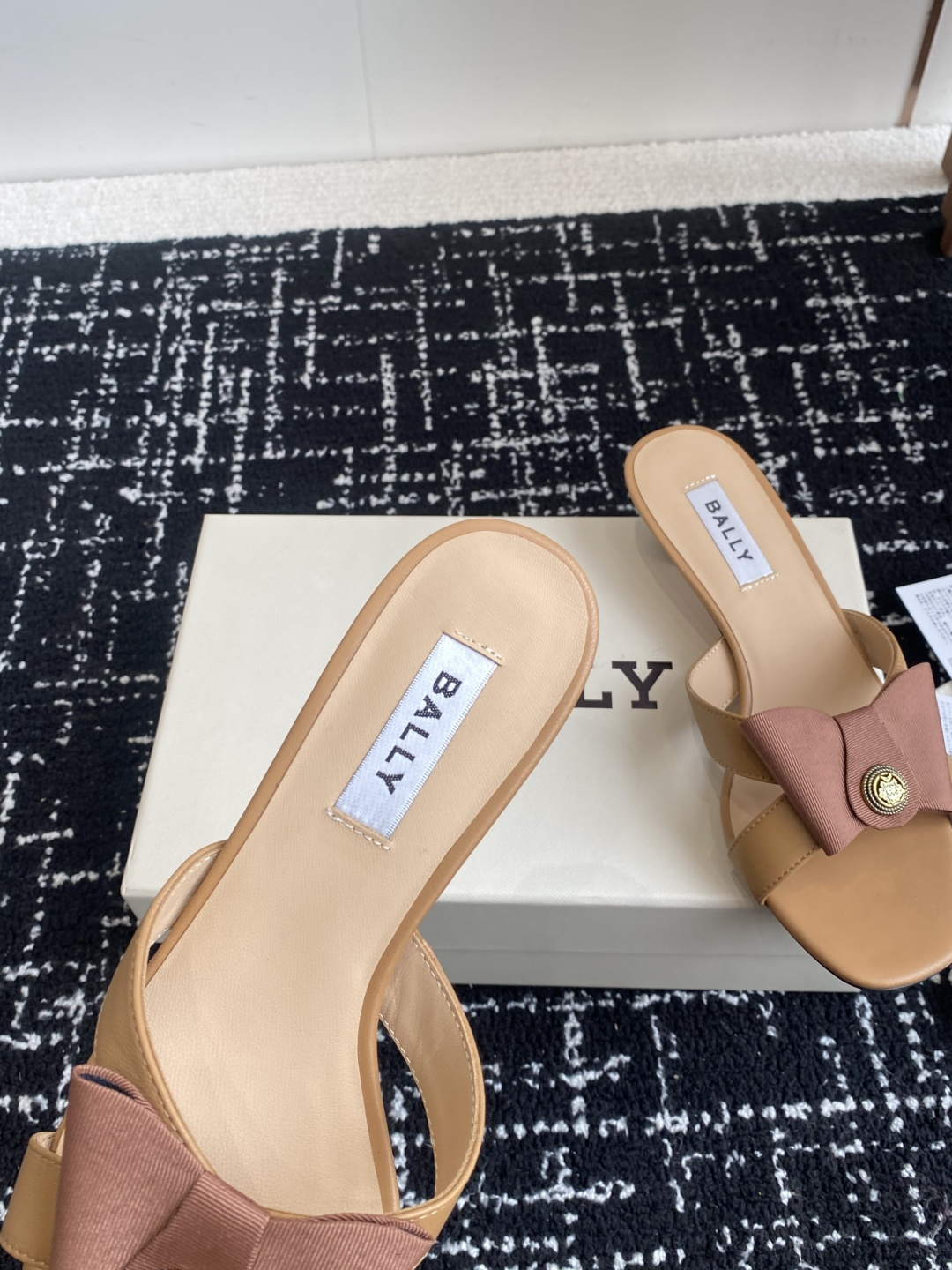 代购级
BALLA25S春夏新款 蝴蝶结凉鞋系列款式新颖别致！

采用方形蝴蝶机设计，搭配小方头！配以b