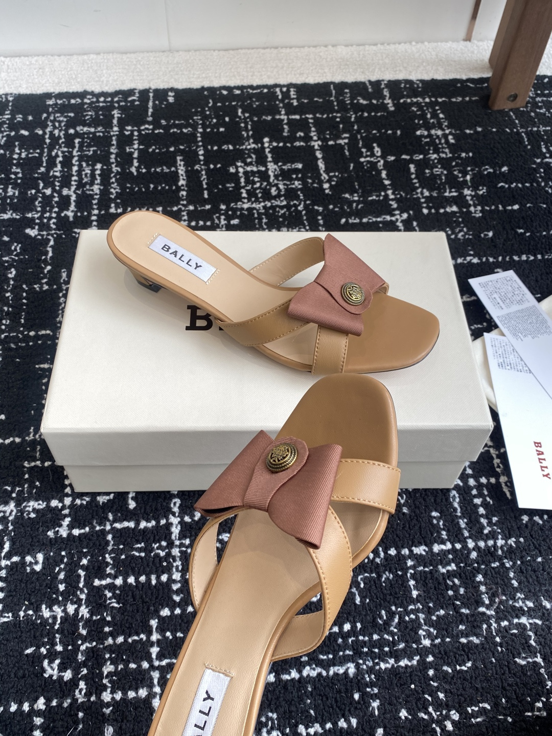 代购级
BALLA25S春夏新款 蝴蝶结凉鞋系列款式新颖别致！

采用方形蝴蝶机设计，搭配小方头！配以b