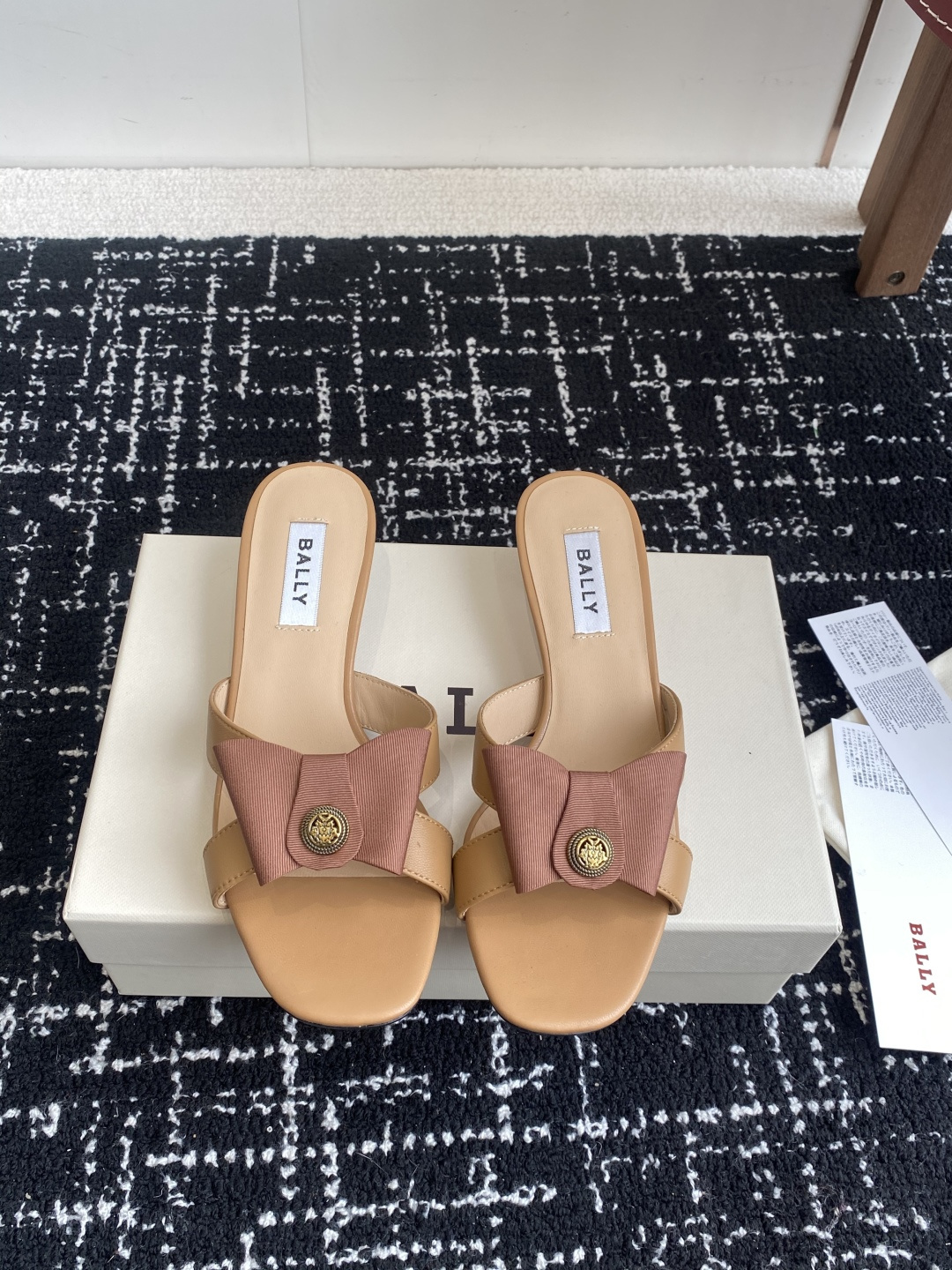 代购级
BALLA25S春夏新款 蝴蝶结凉鞋系列款式新颖别致！

采用方形蝴蝶机设计，搭配小方头！配以b