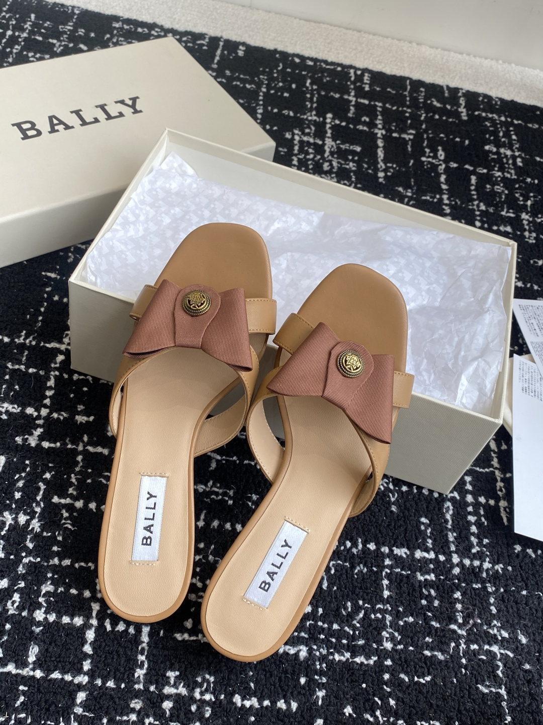 代购级
BALLA25S春夏新款 蝴蝶结凉鞋系列款式新颖别致！

采用方形蝴蝶机设计，搭配小方头！配以b