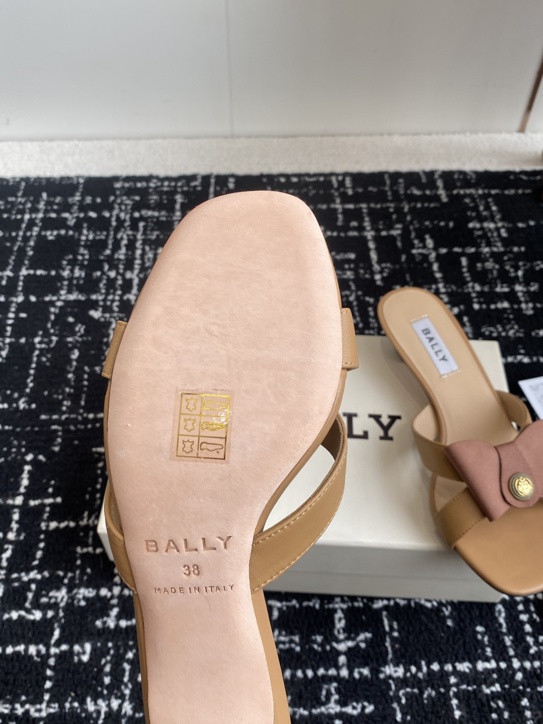 代购级
BALLA25S春夏新款 蝴蝶结凉鞋系列款式新颖别致！

采用方形蝴蝶机设计，搭配小方头！配以b