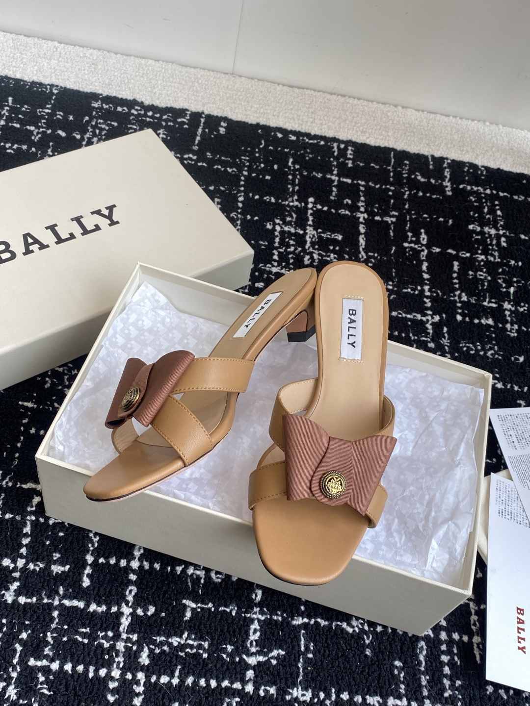 代购级
BALLA25S春夏新款 蝴蝶结凉鞋系列款式新颖别致！

采用方形蝴蝶机设计，搭配小方头！配以b