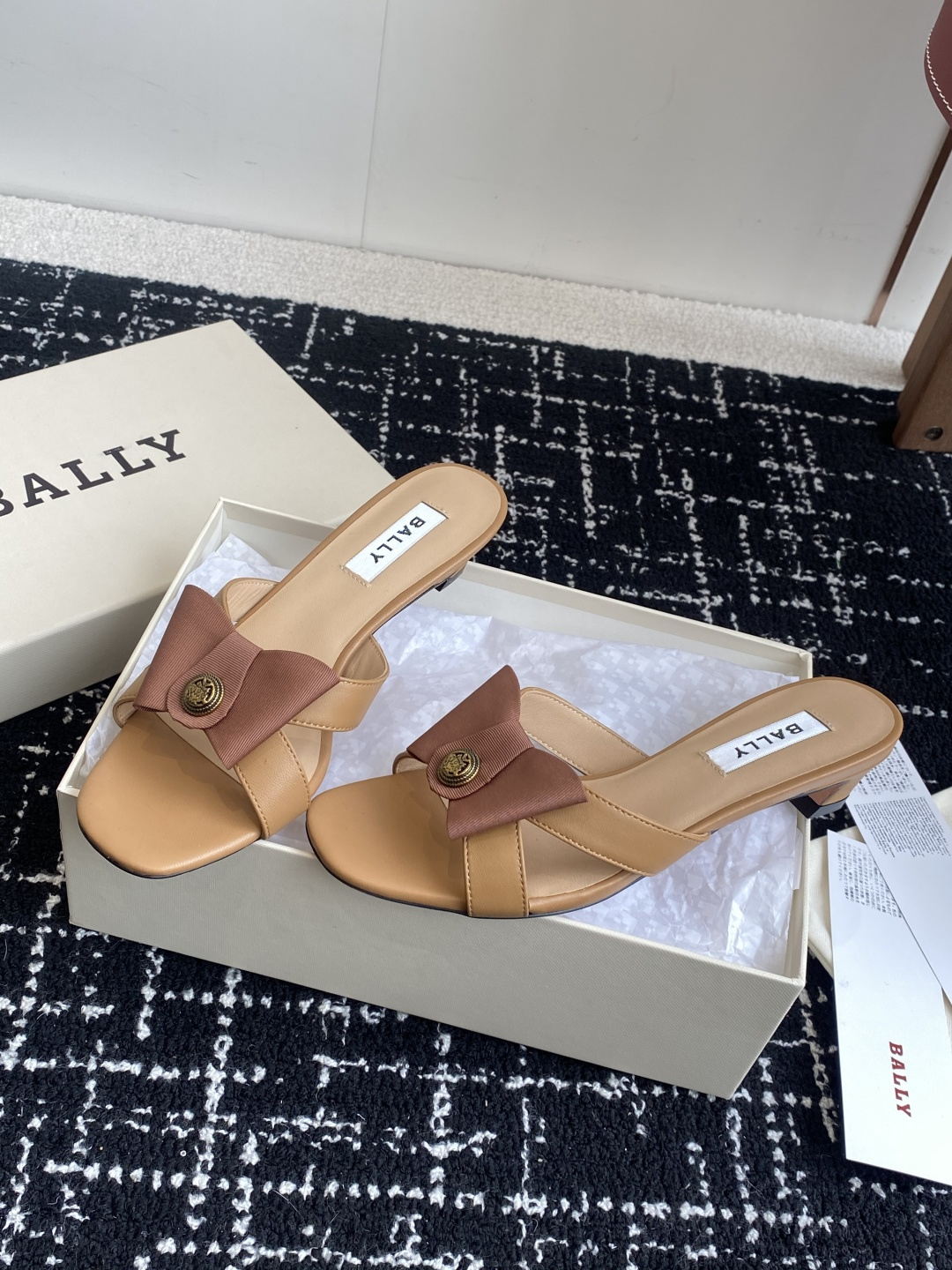 代购级
BALLA25S春夏新款 蝴蝶结凉鞋系列款式新颖别致！

采用方形蝴蝶机设计，搭配小方头！配以b