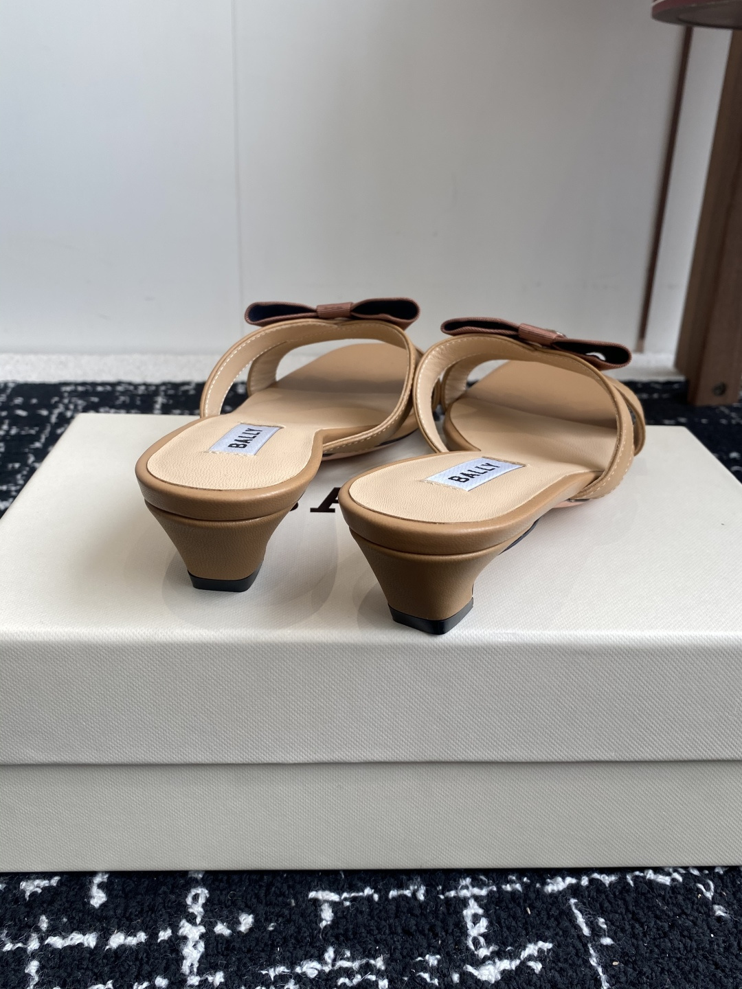 代购级
BALLA25S春夏新款 蝴蝶结凉鞋系列款式新颖别致！

采用方形蝴蝶机设计，搭配小方头！配以b