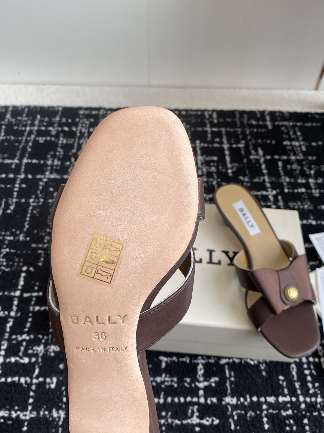 代购级
BALLA25S春夏新款 蝴蝶结凉鞋系列款式新颖别致！

采用方形蝴蝶机设计，搭配小方头！配以b