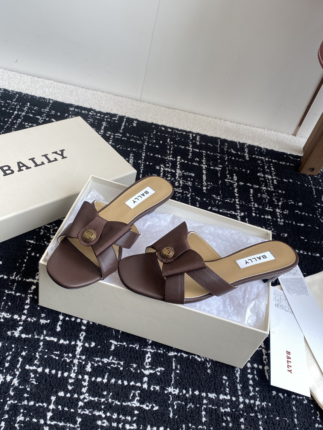 代购级
BALLA25S春夏新款 蝴蝶结凉鞋系列款式新颖别致！

采用方形蝴蝶机设计，搭配小方头！配以b