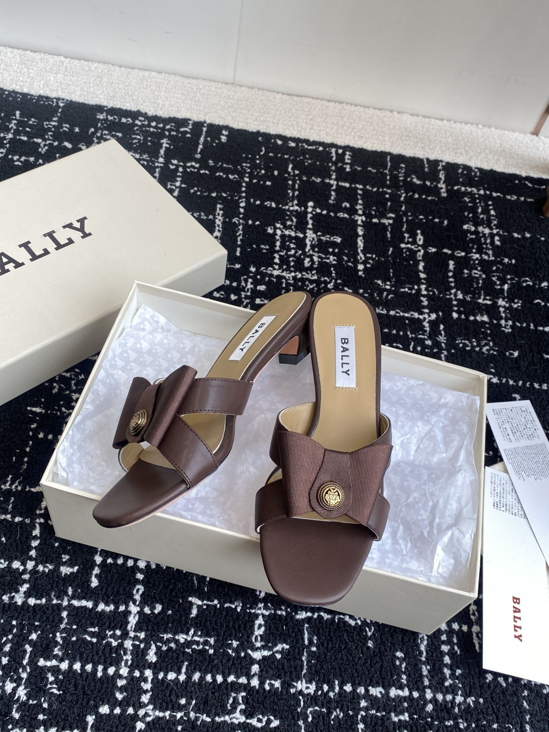 代购级
BALLA25S春夏新款 蝴蝶结凉鞋系列款式新颖别致！

采用方形蝴蝶机设计，搭配小方头！配以b