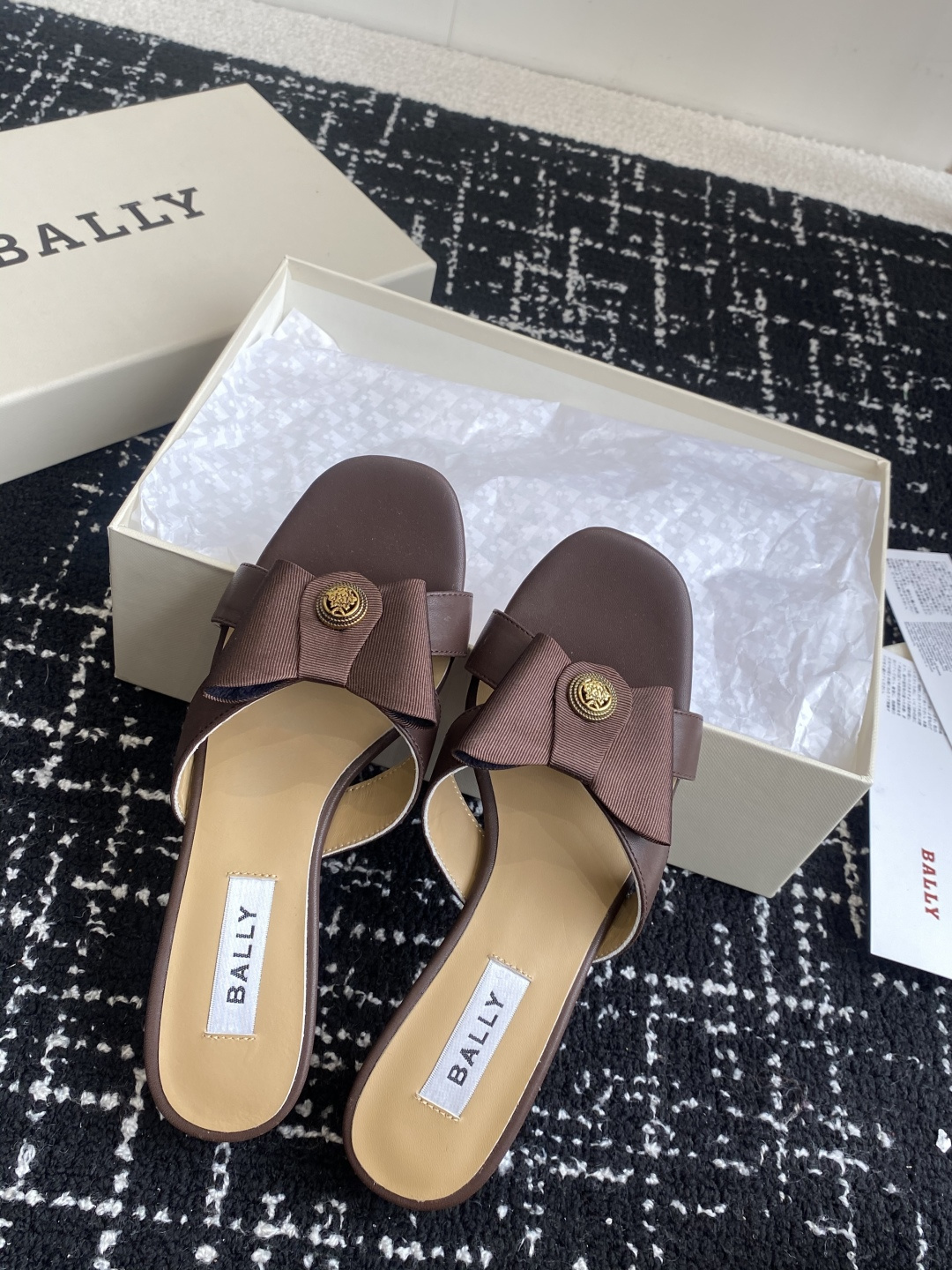 代购级
BALLA25S春夏新款 蝴蝶结凉鞋系列款式新颖别致！

采用方形蝴蝶机设计，搭配小方头！配以b