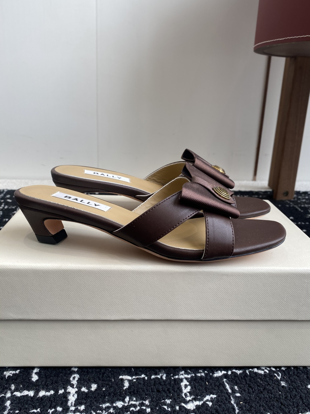 代购级
BALLA25S春夏新款 蝴蝶结凉鞋系列款式新颖别致！

采用方形蝴蝶机设计，搭配小方头！配以b