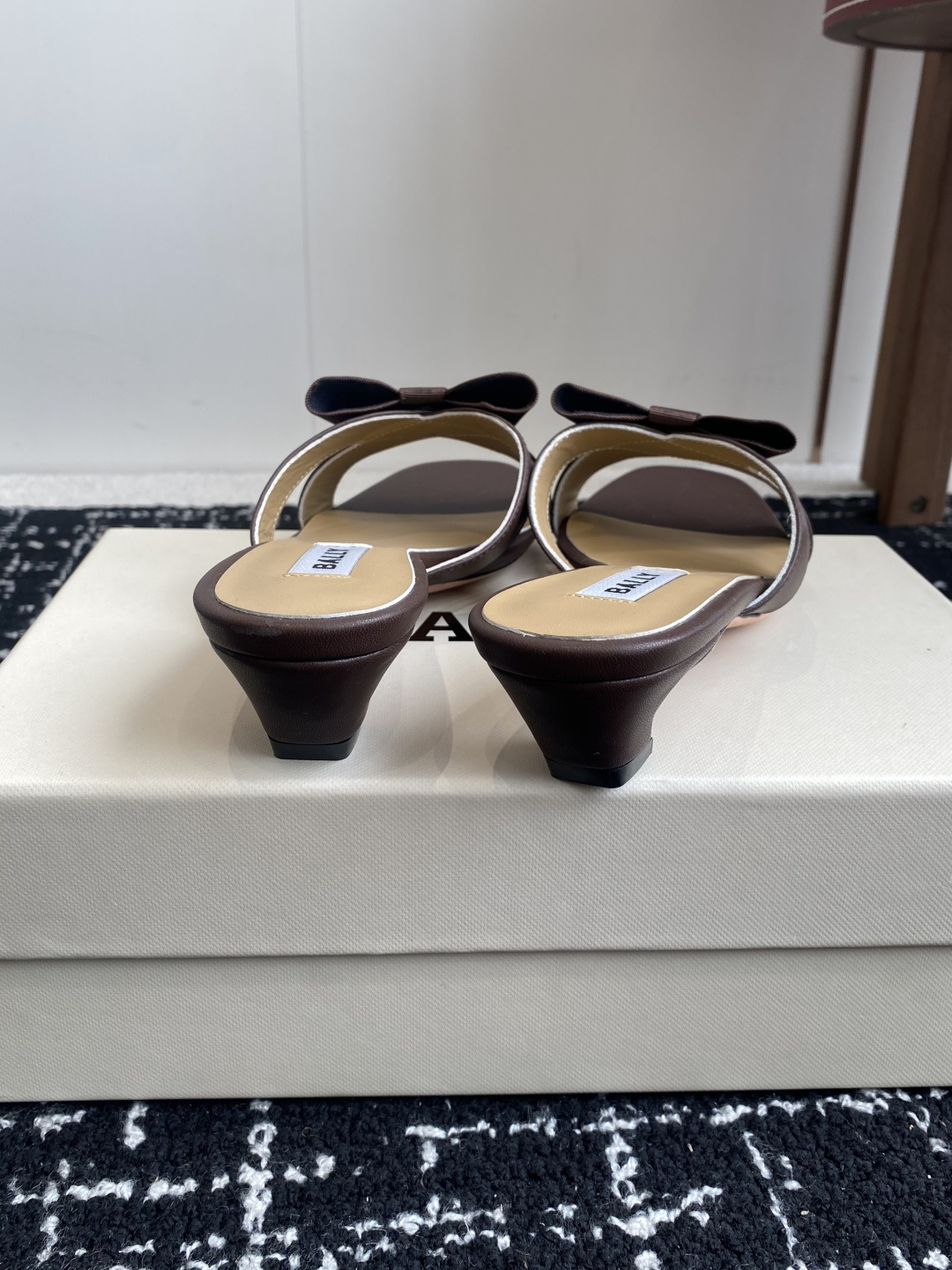 代购级
BALLA25S春夏新款 蝴蝶结凉鞋系列款式新颖别致！

采用方形蝴蝶机设计，搭配小方头！配以b