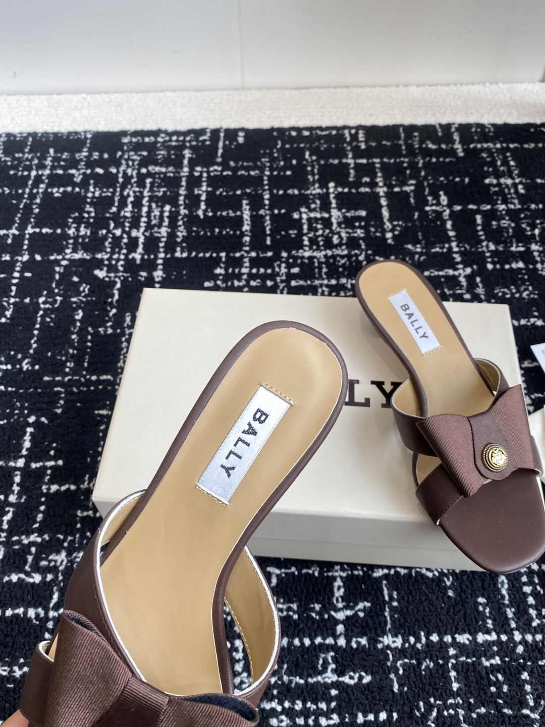 代购级
BALLA25S春夏新款 蝴蝶结凉鞋系列款式新颖别致！

采用方形蝴蝶机设计，搭配小方头！配以b