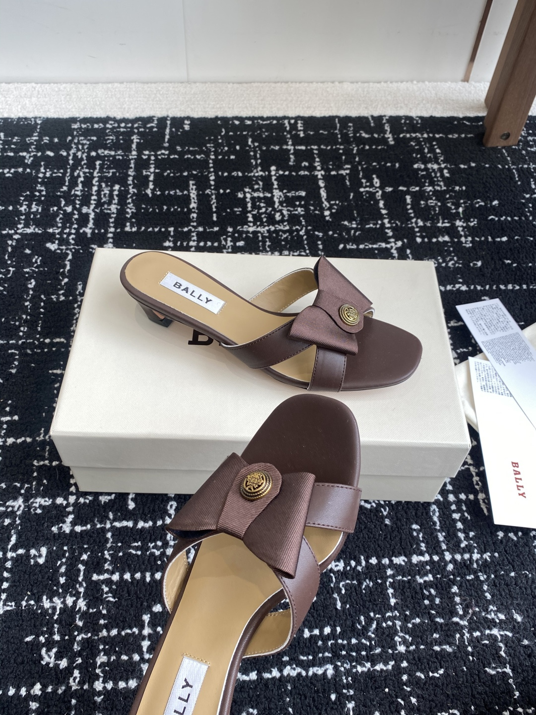 代购级
BALLA25S春夏新款 蝴蝶结凉鞋系列款式新颖别致！

采用方形蝴蝶机设计，搭配小方头！配以b