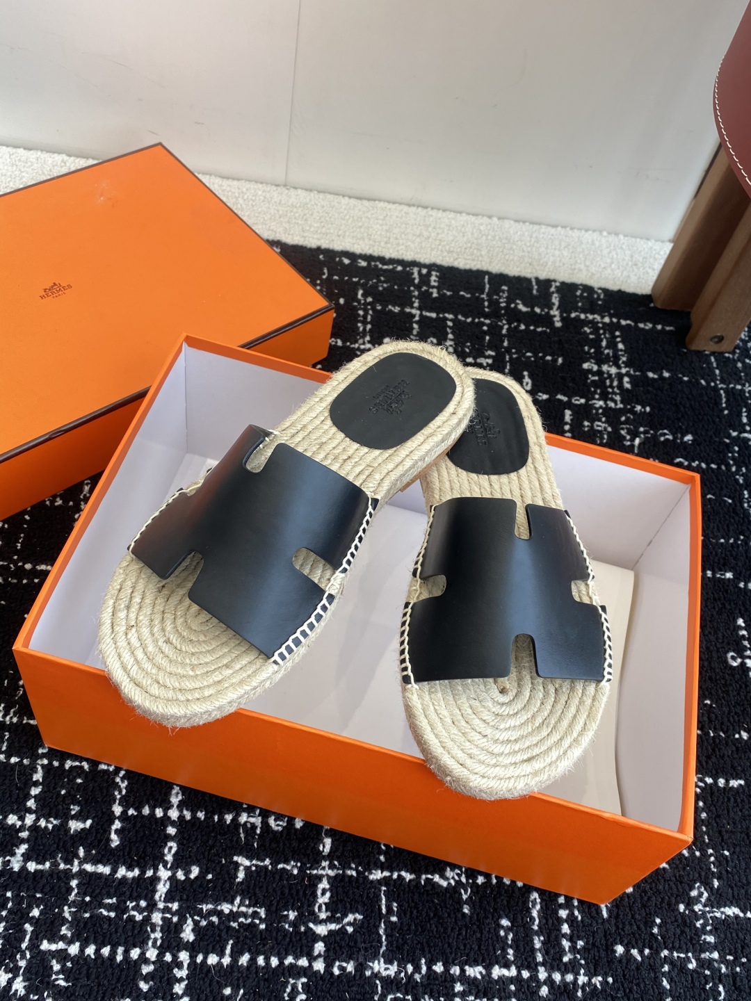 代购级
Hermes  25ss爱马仕春夏经典款  男款H拖鞋

经典H拖，每个夏天必入的款式！愿望Li