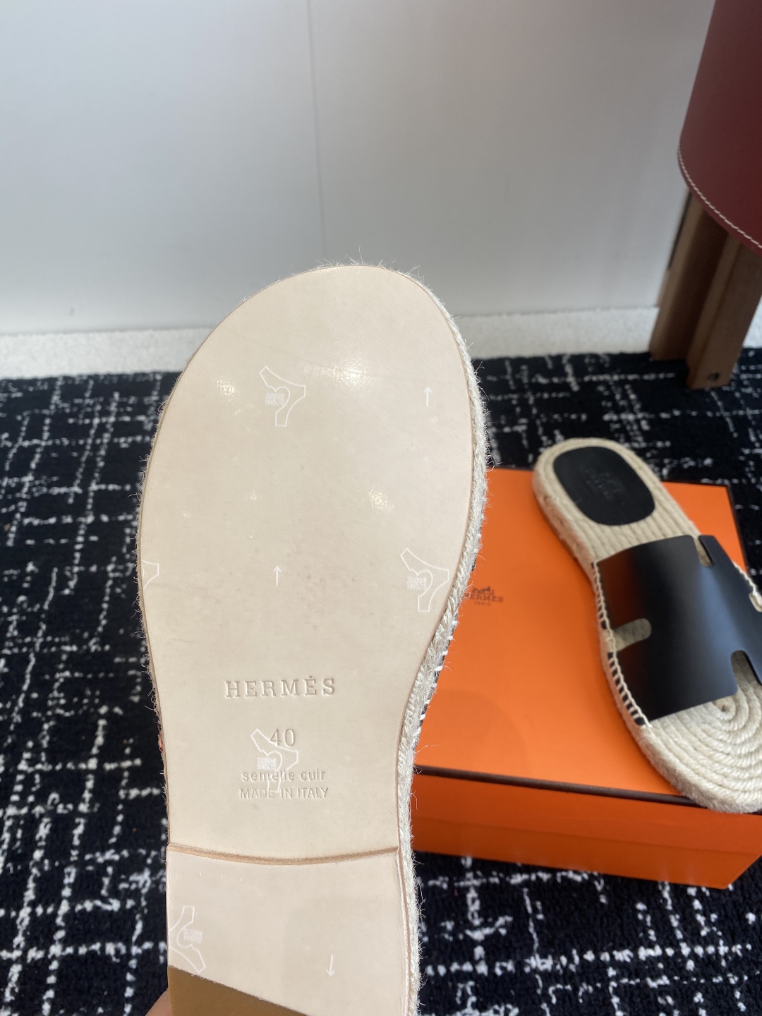 代购级
Hermes  25ss爱马仕春夏经典款  男款H拖鞋

经典H拖，每个夏天必入的款式！愿望Li