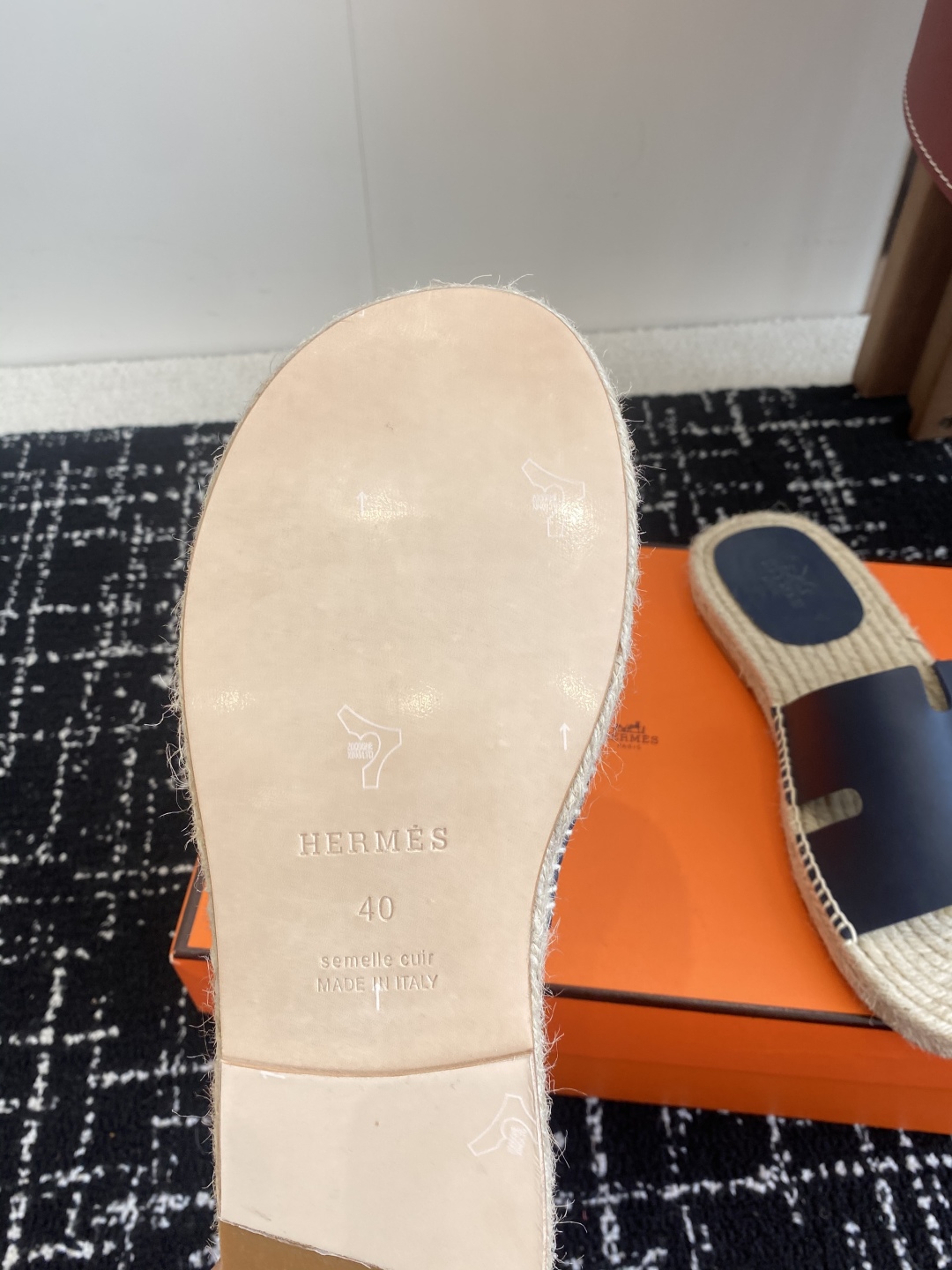 代购级
Hermes  25ss爱马仕春夏经典款  男款H拖鞋

经典H拖，每个夏天必入的款式！愿望Li