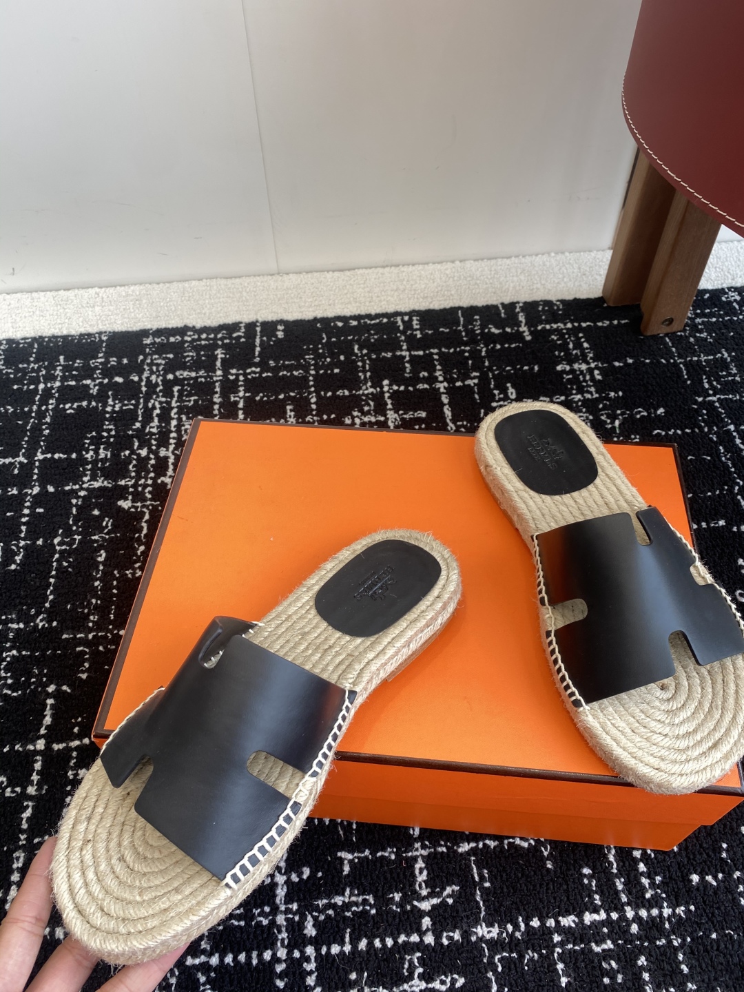 代购级
Hermes  25ss爱马仕春夏经典款  男款H拖鞋

经典H拖，每个夏天必入的款式！愿望Li