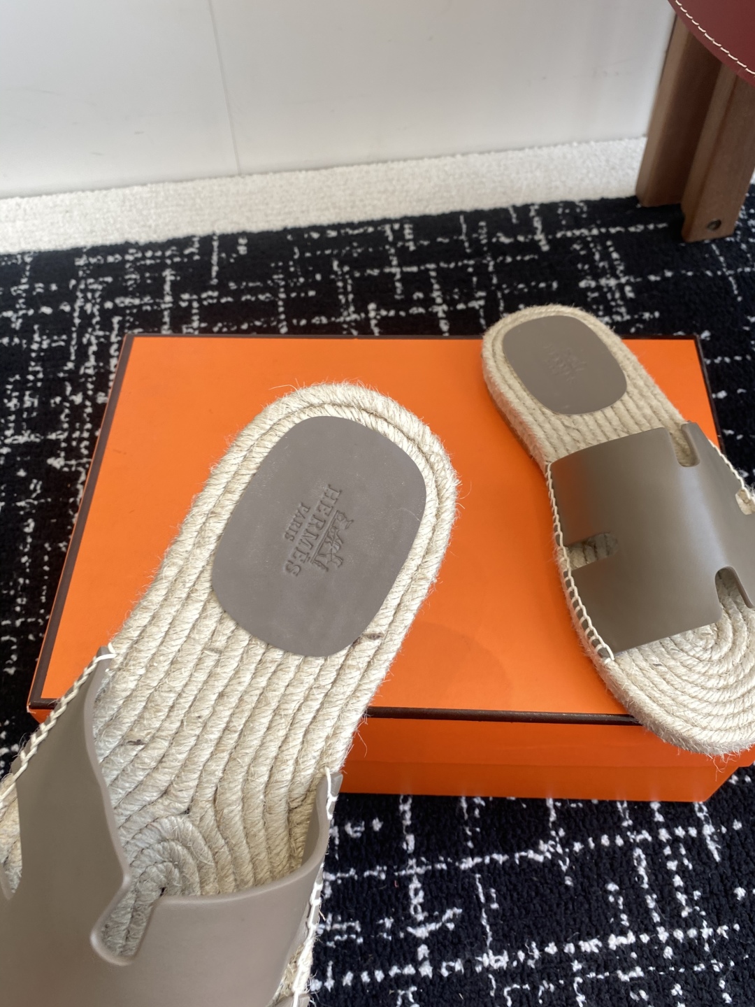 代购级
Hermes  25ss爱马仕春夏经典款  男款H拖鞋

经典H拖，每个夏天必入的款式！愿望Li