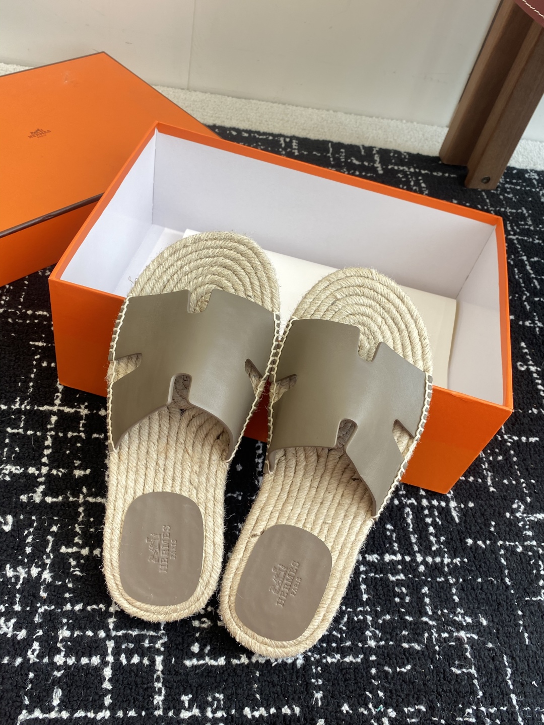 代购级
Hermes  25ss爱马仕春夏经典款  男款H拖鞋

经典H拖，每个夏天必入的款式！愿望Li