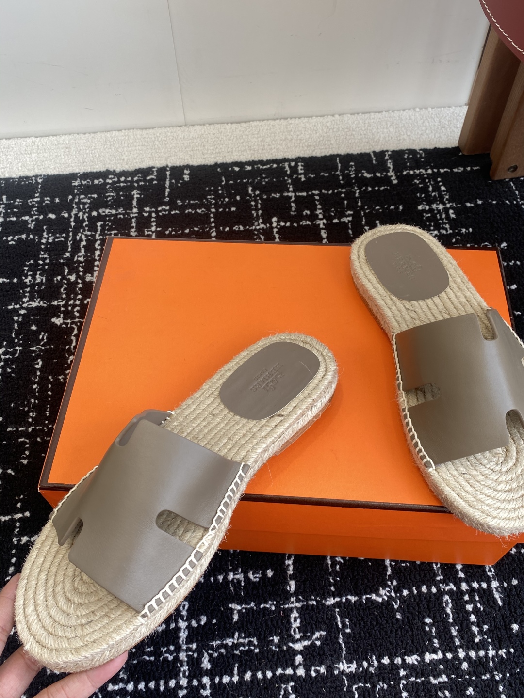 代购级
Hermes  25ss爱马仕春夏经典款  男款H拖鞋

经典H拖，每个夏天必入的款式！愿望Li