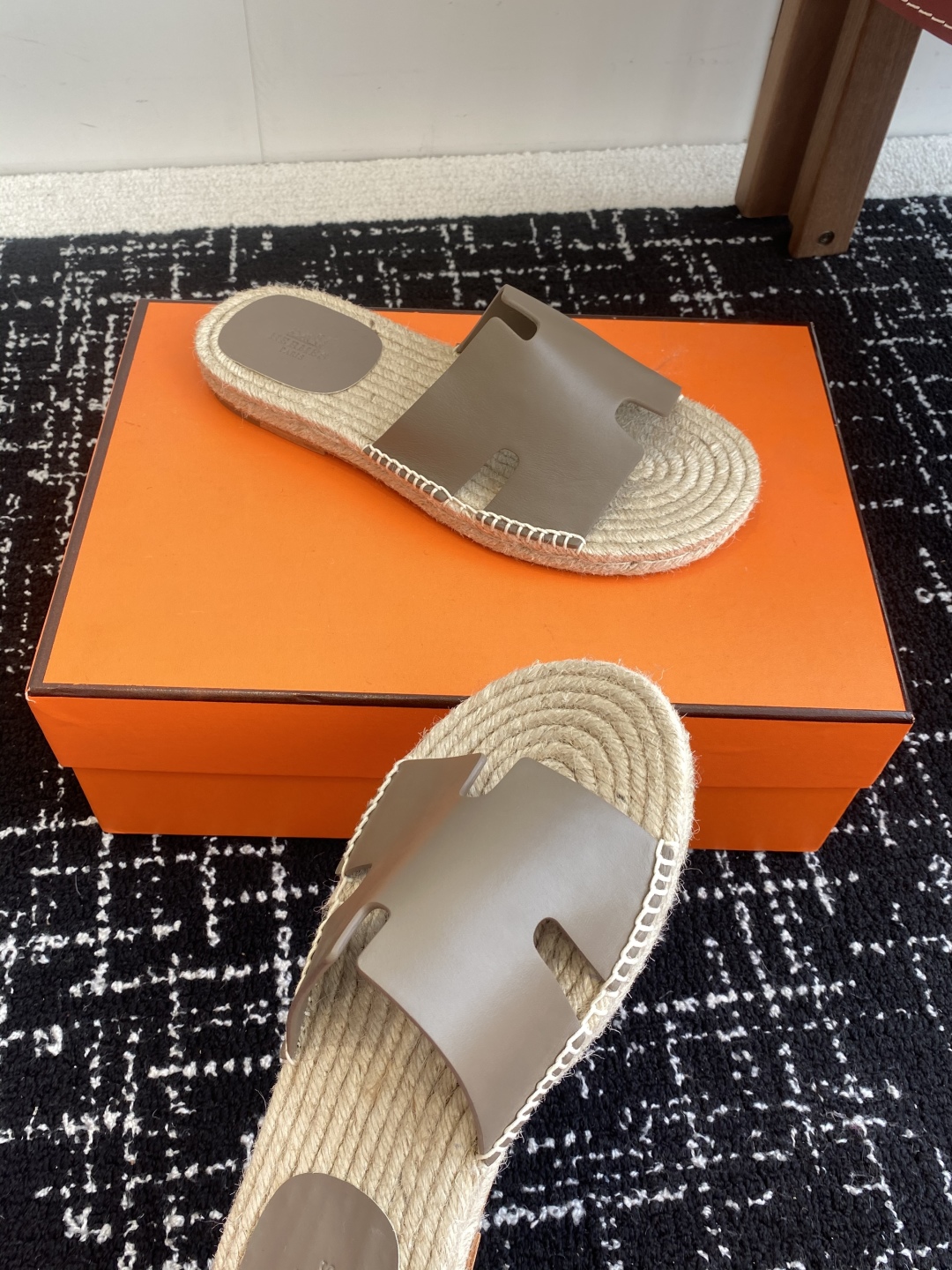 代购级
Hermes  25ss爱马仕春夏经典款  男款H拖鞋

经典H拖，每个夏天必入的款式！愿望Li
