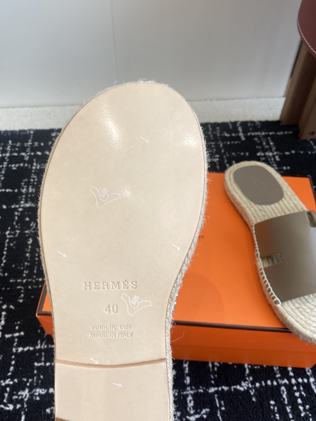 代购级
Hermes  25ss爱马仕春夏经典款  男款H拖鞋

经典H拖，每个夏天必入的款式！愿望Li