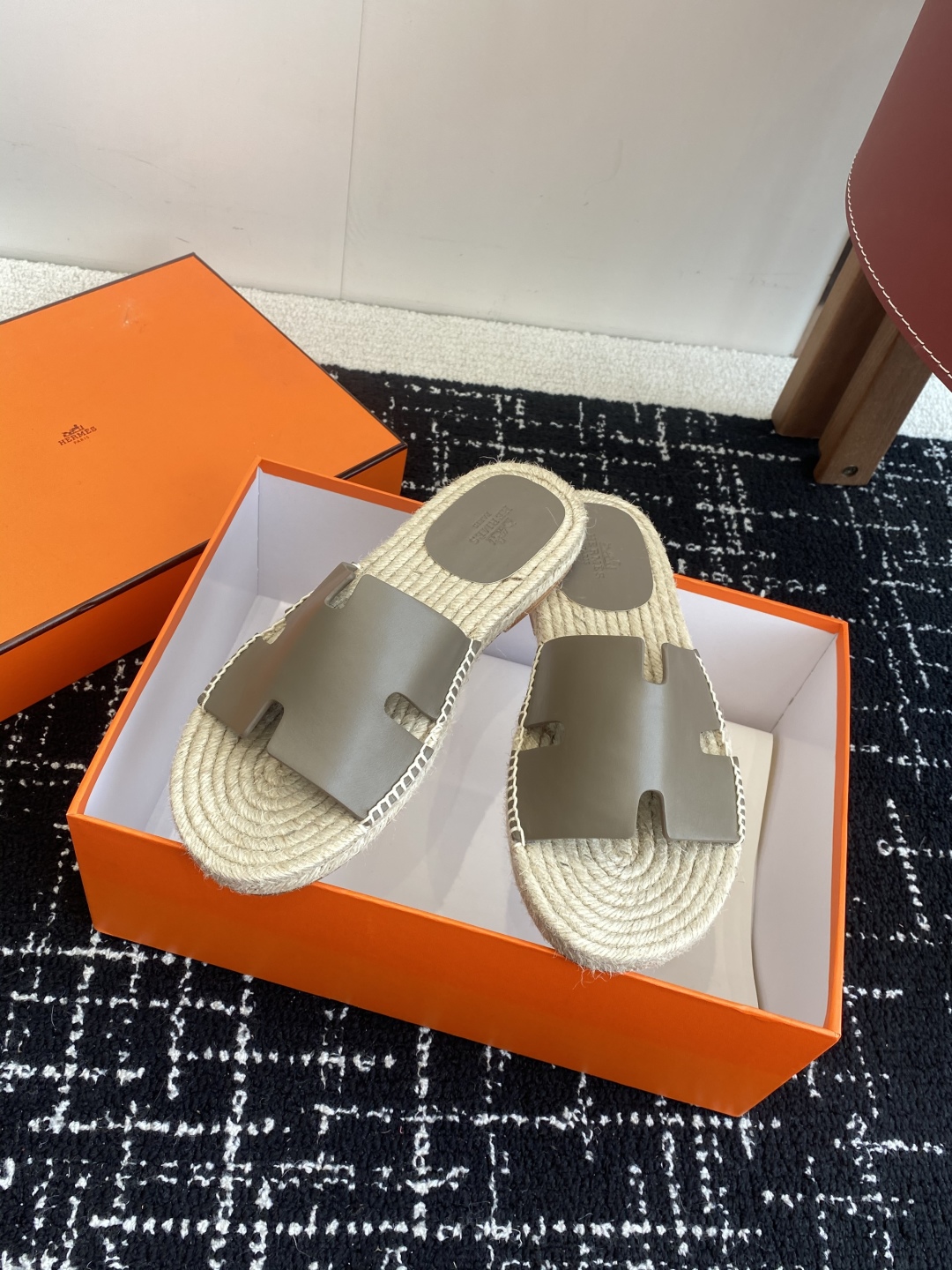 代购级
Hermes  25ss爱马仕春夏经典款  男款H拖鞋

经典H拖，每个夏天必入的款式！愿望Li