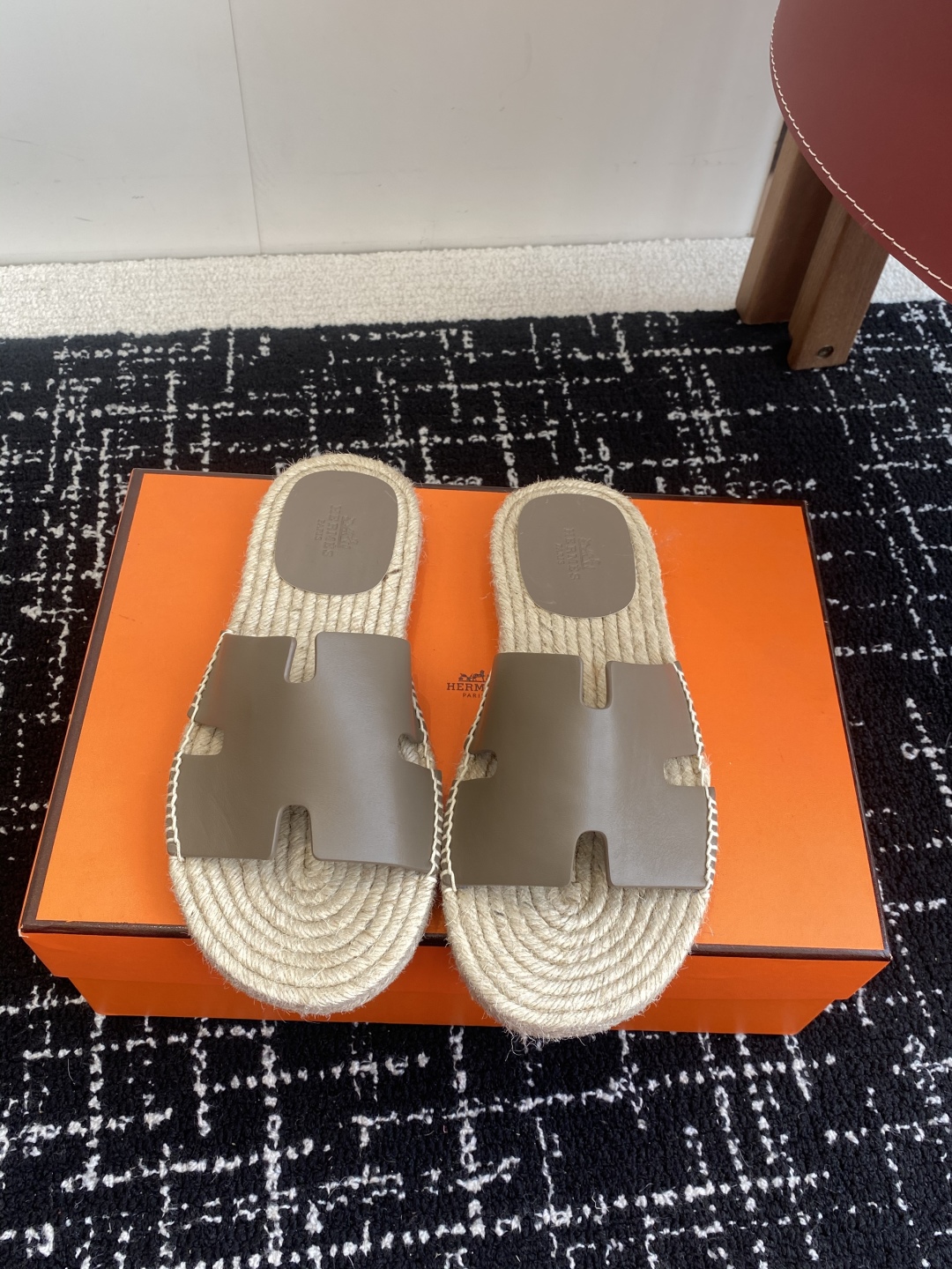 代购级
Hermes  25ss爱马仕春夏经典款  男款H拖鞋

经典H拖，每个夏天必入的款式！愿望Li