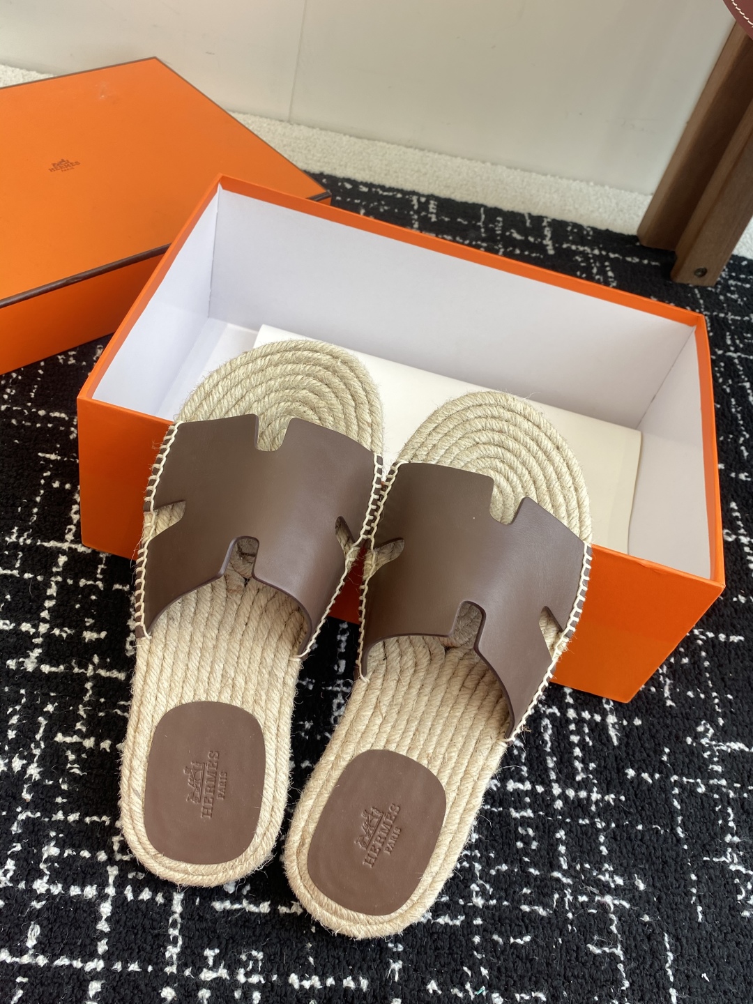 代购级
Hermes  25ss爱马仕春夏经典款  男款H拖鞋

经典H拖，每个夏天必入的款式！愿望Li