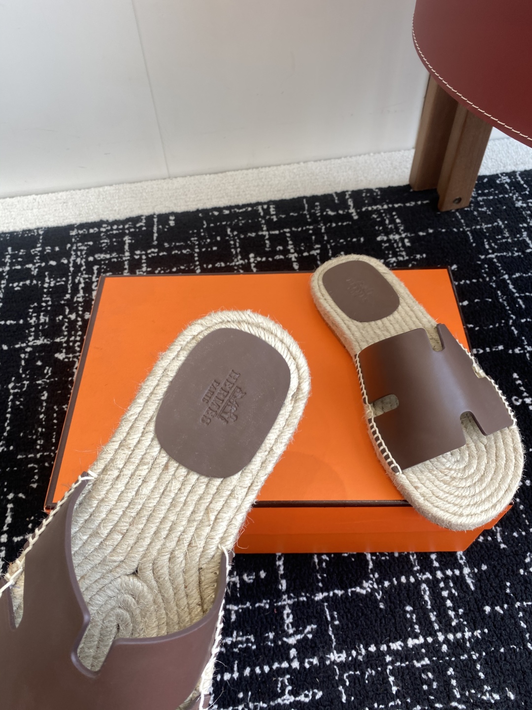 代购级
Hermes  25ss爱马仕春夏经典款  男款H拖鞋

经典H拖，每个夏天必入的款式！愿望Li