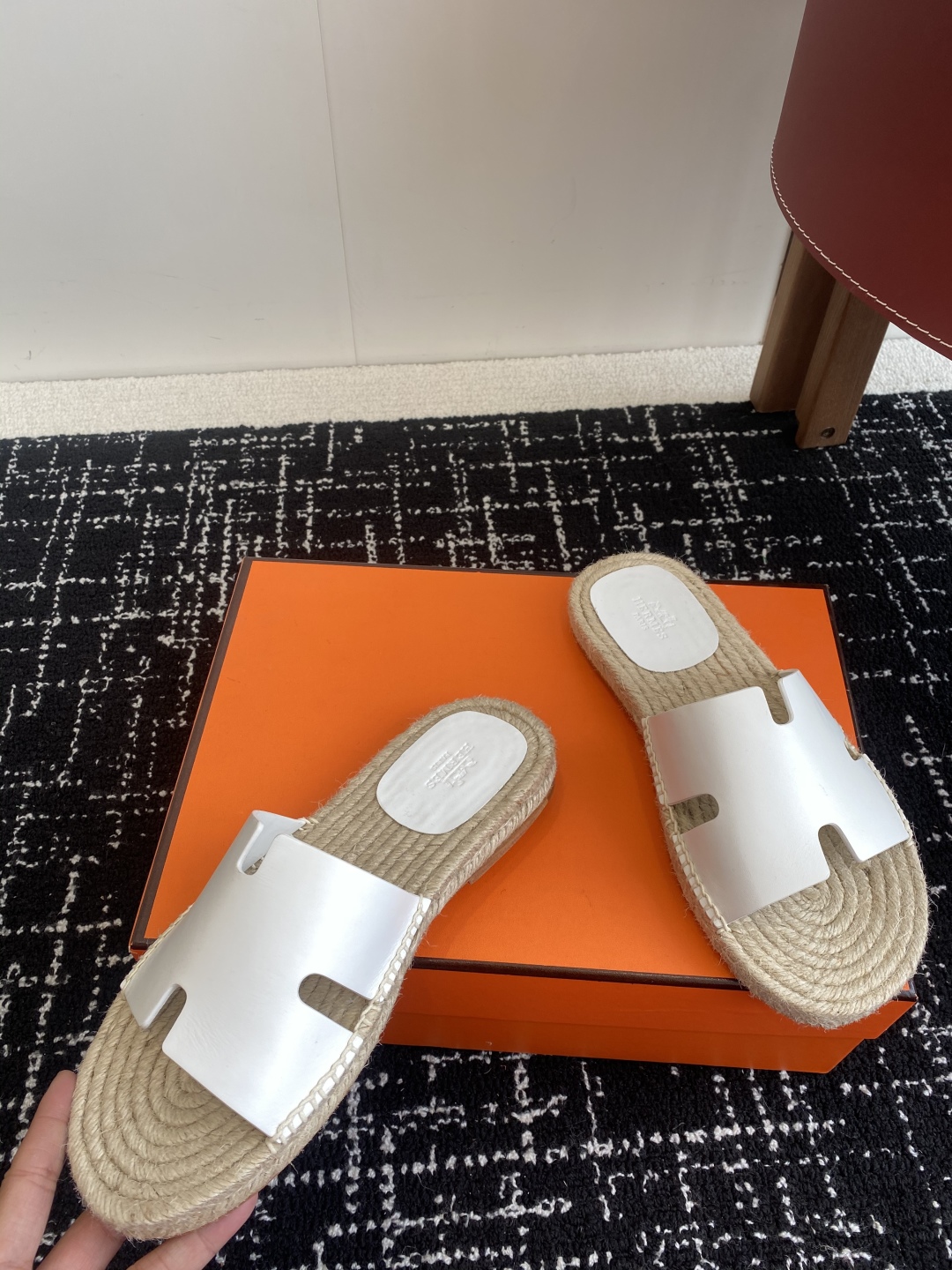 代购级
Hermes  25ss爱马仕春夏经典款  男款H拖鞋

经典H拖，每个夏天必入的款式！愿望Li