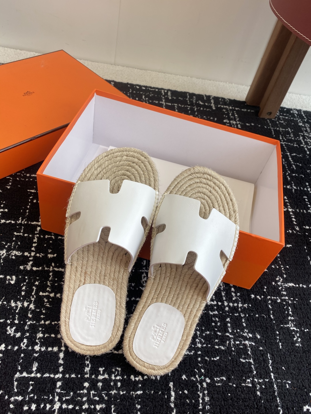 代购级
Hermes  25ss爱马仕春夏经典款  男款H拖鞋

经典H拖，每个夏天必入的款式！愿望Li