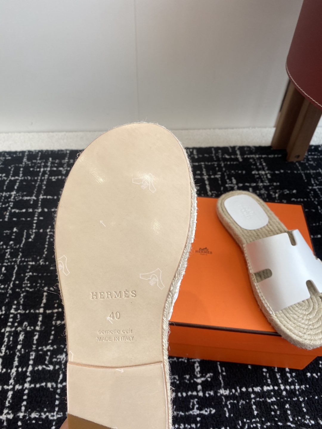 代购级
Hermes  25ss爱马仕春夏经典款  男款H拖鞋

经典H拖，每个夏天必入的款式！愿望Li