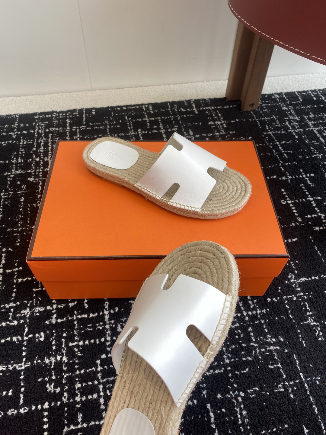 代购级
Hermes  25ss爱马仕春夏经典款  男款H拖鞋

经典H拖，每个夏天必入的款式！愿望Li