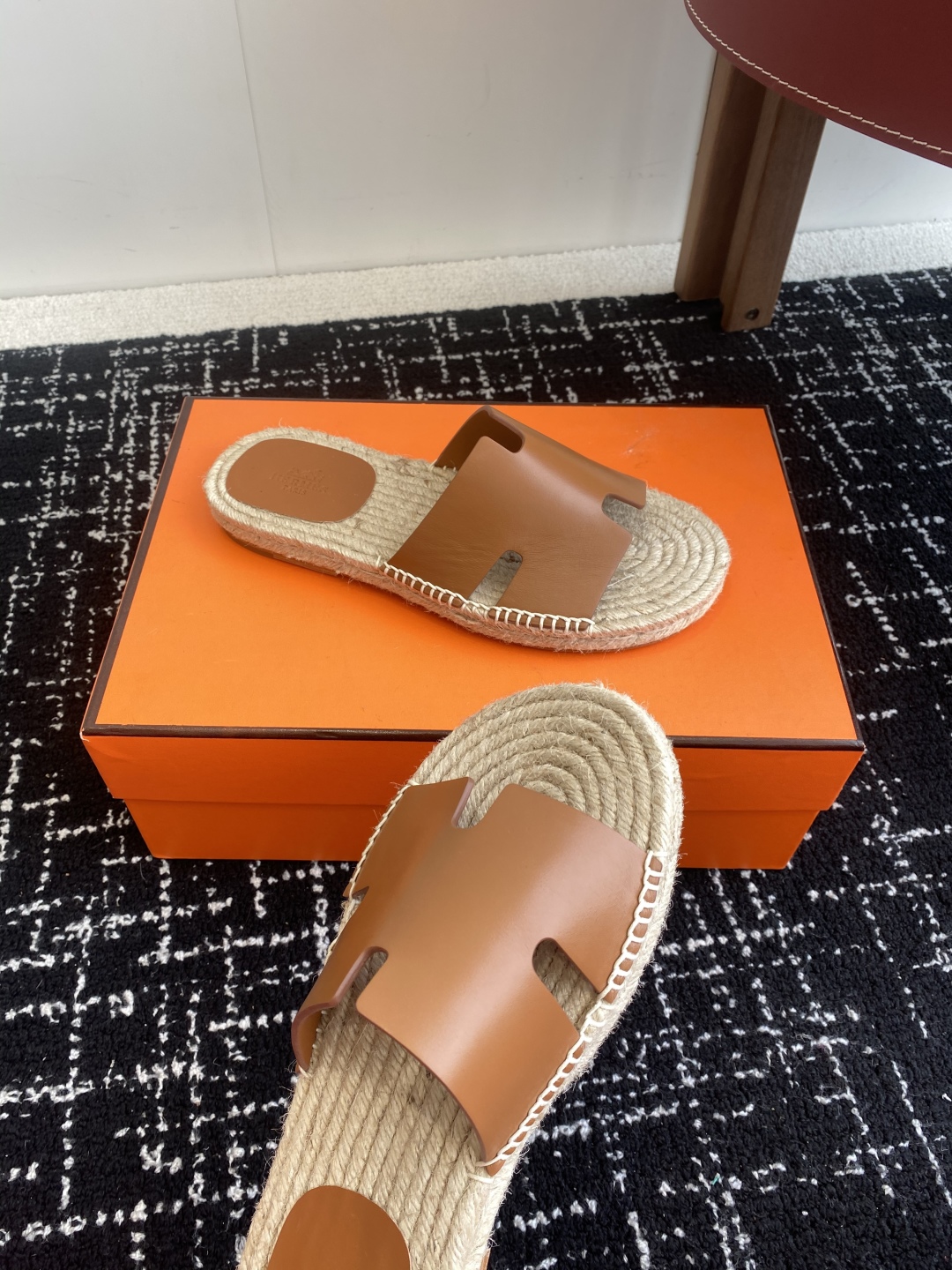 代购级
Hermes  25ss爱马仕春夏经典款  男款H拖鞋

经典H拖，每个夏天必入的款式！愿望Li