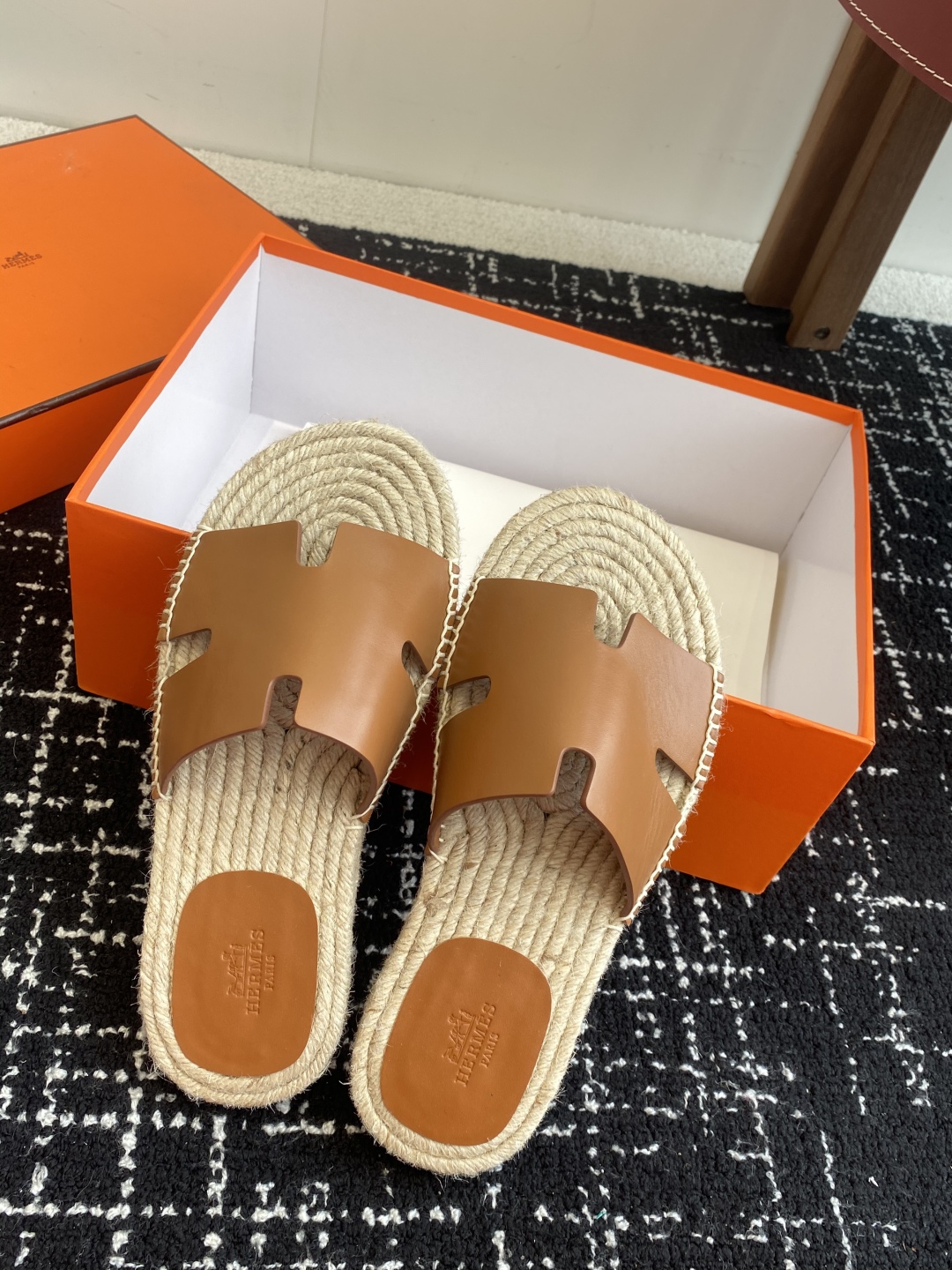 代购级
Hermes  25ss爱马仕春夏经典款  男款H拖鞋

经典H拖，每个夏天必入的款式！愿望Li