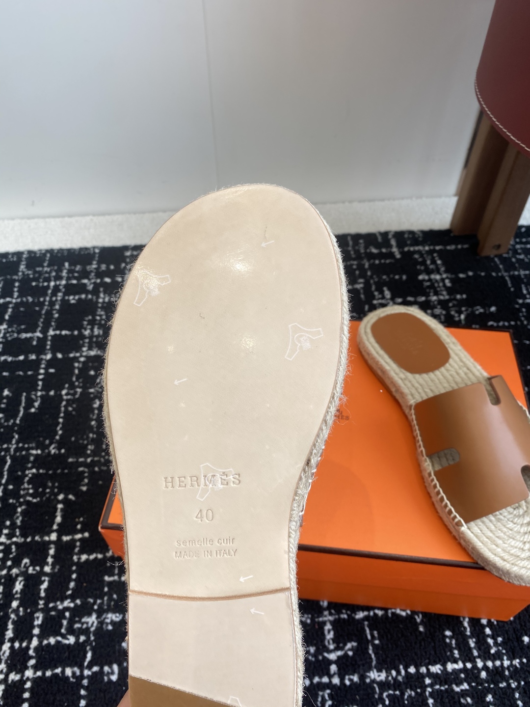 代购级
Hermes  25ss爱马仕春夏经典款  男款H拖鞋

经典H拖，每个夏天必入的款式！愿望Li
