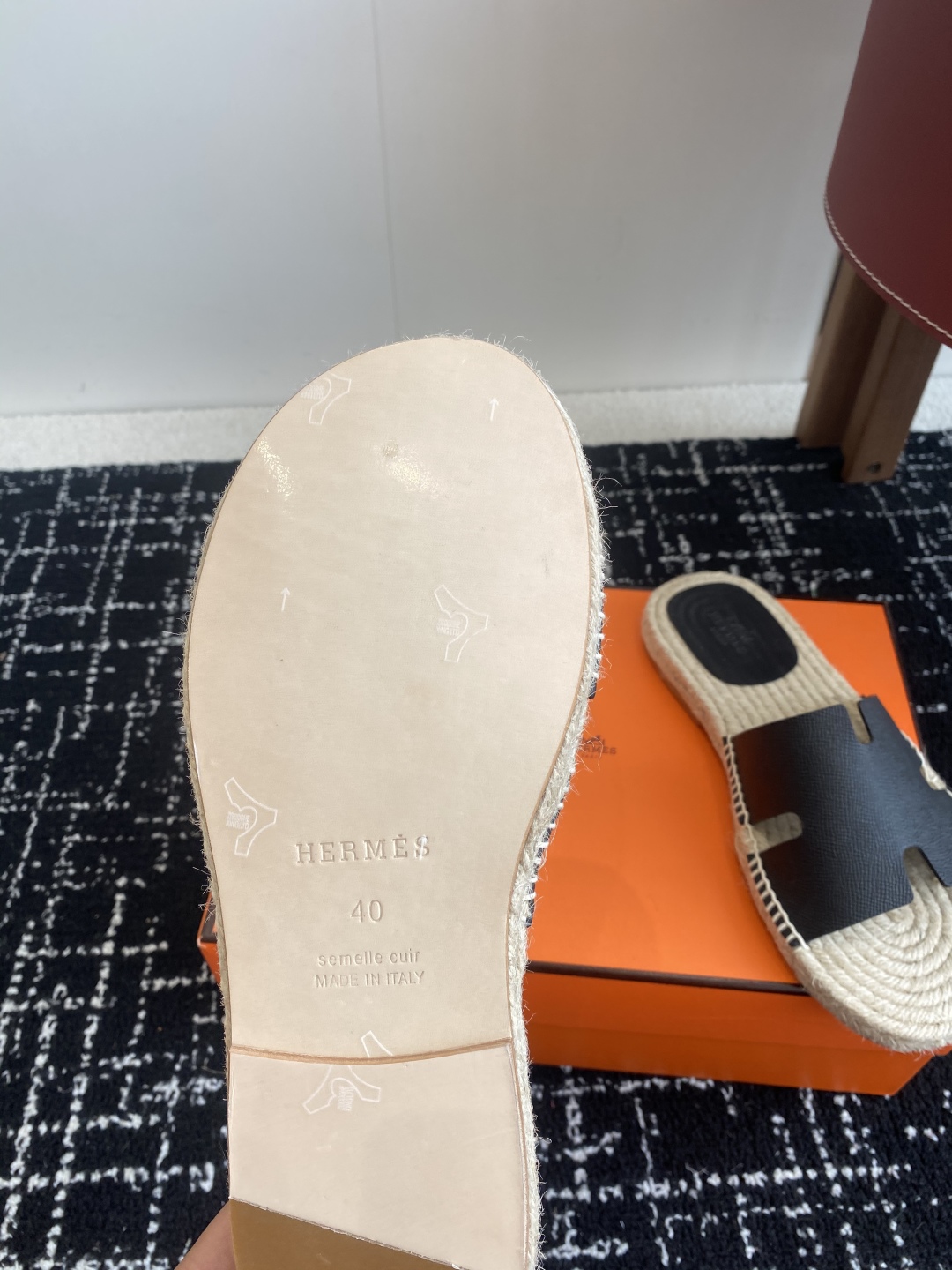 代购级
Hermes  25ss爱马仕春夏经典款  男款H拖鞋

经典H拖，每个夏天必入的款式！愿望Li
