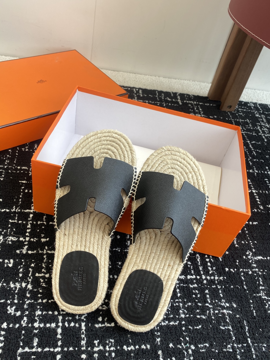代购级
Hermes  25ss爱马仕春夏经典款  男款H拖鞋

经典H拖，每个夏天必入的款式！愿望Li