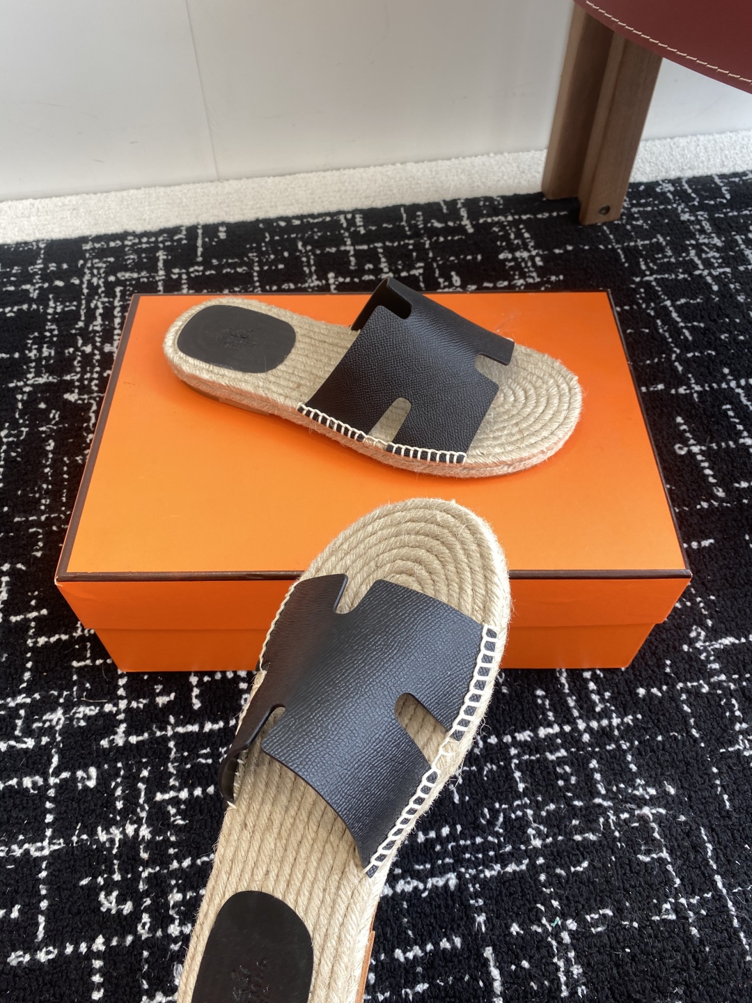 代购级
Hermes  25ss爱马仕春夏经典款  男款H拖鞋

经典H拖，每个夏天必入的款式！愿望Li