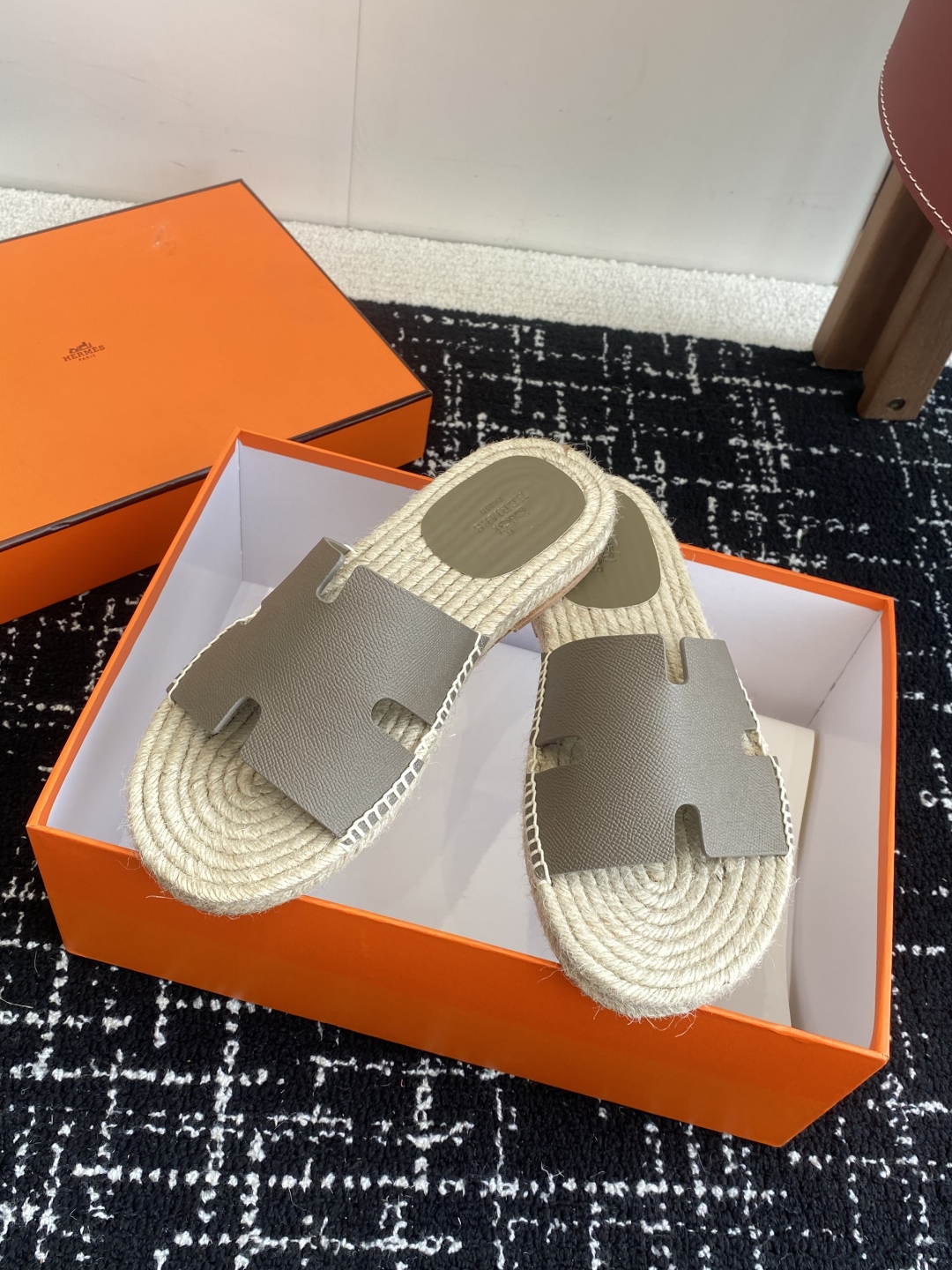 代购级
Hermes  25ss爱马仕春夏经典款  男款H拖鞋

经典H拖，每个夏天必入的款式！愿望Li