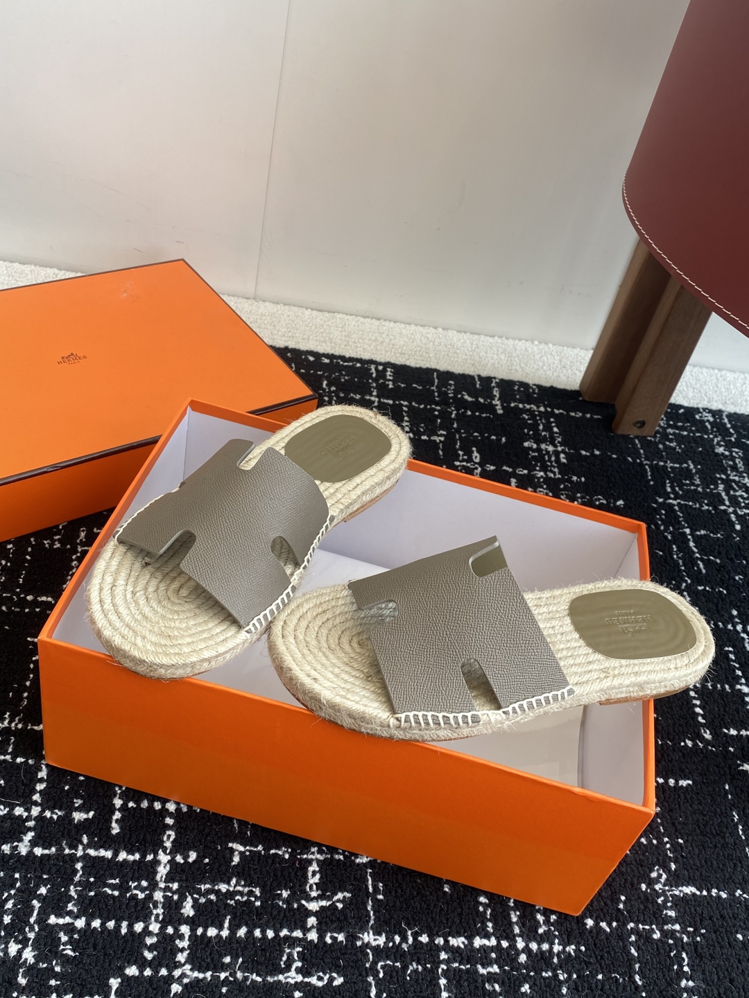 代购级
Hermes  25ss爱马仕春夏经典款  男款H拖鞋

经典H拖，每个夏天必入的款式！愿望Li