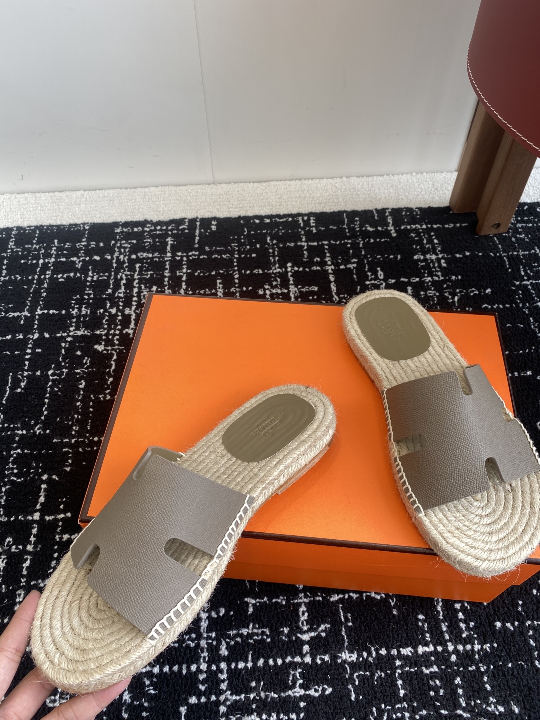 代购级
Hermes  25ss爱马仕春夏经典款  男款H拖鞋

经典H拖，每个夏天必入的款式！愿望Li