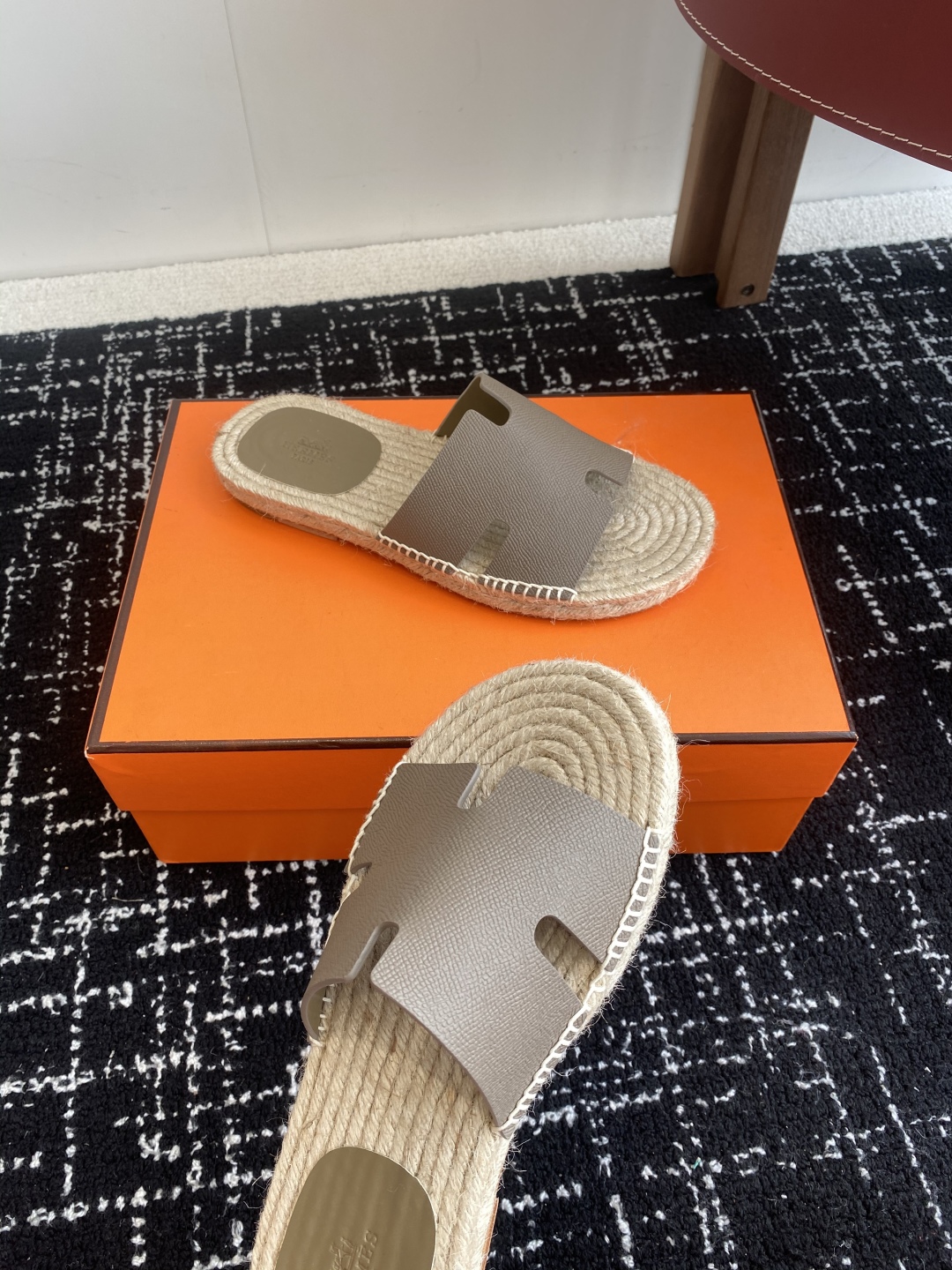 代购级
Hermes  25ss爱马仕春夏经典款  男款H拖鞋

经典H拖，每个夏天必入的款式！愿望Li