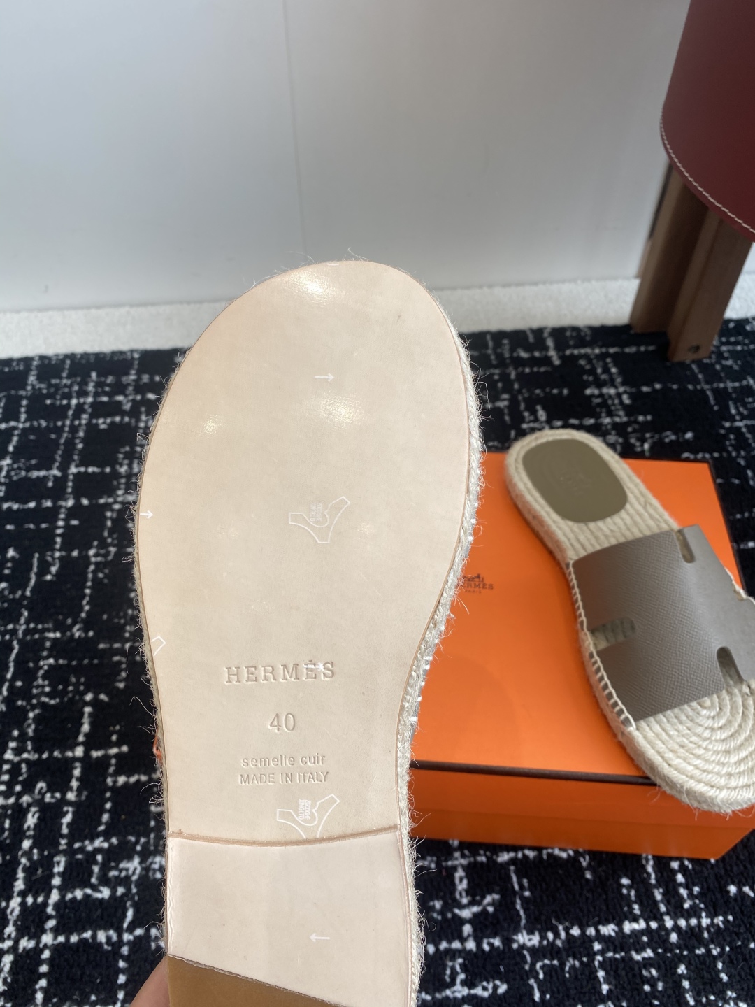 代购级
Hermes  25ss爱马仕春夏经典款  男款H拖鞋

经典H拖，每个夏天必入的款式！愿望Li